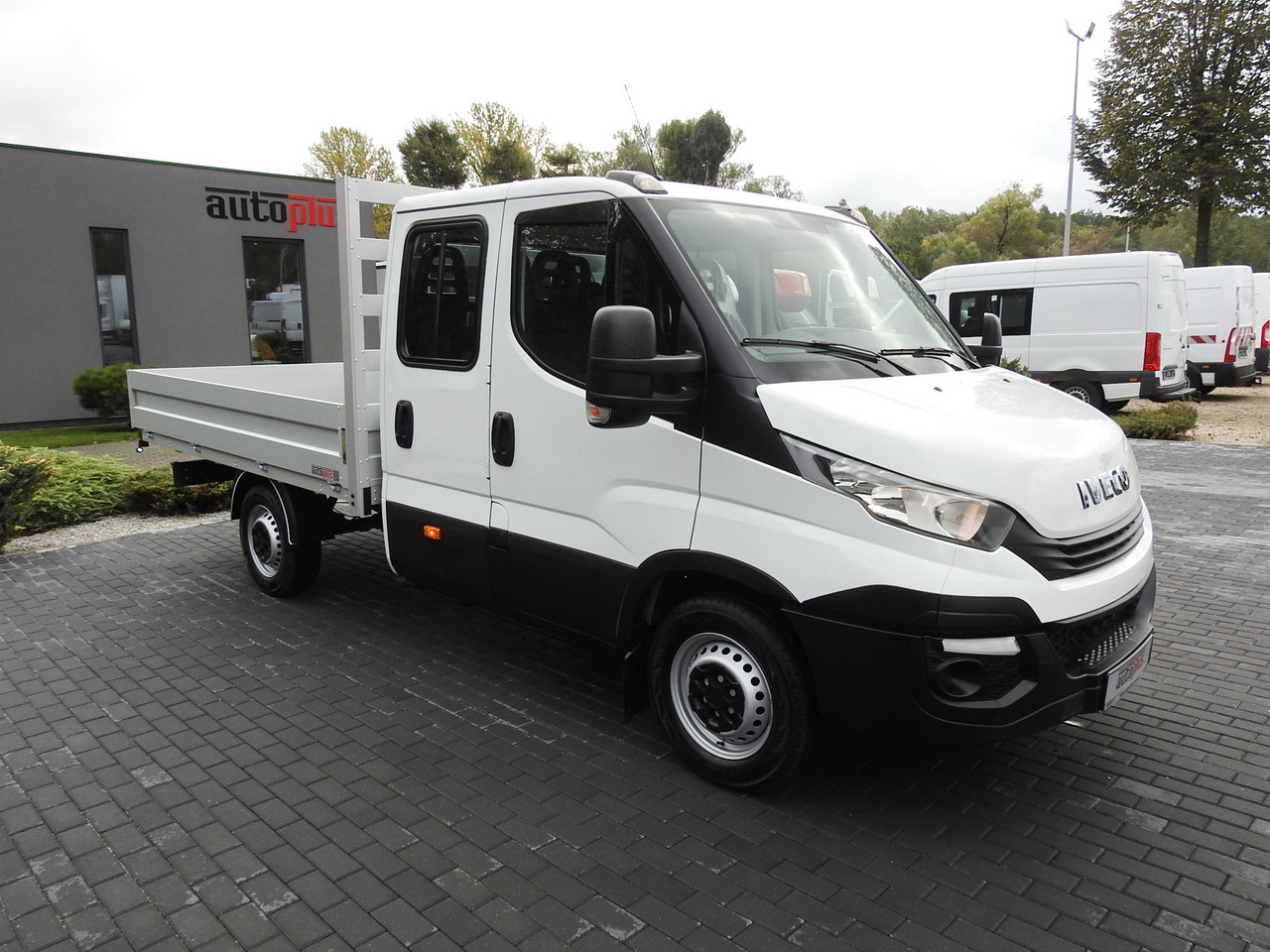 IVECO DAILY 35S15 STAKE BODY DOUBLE CABIN DOKA 7 SEATS AIR CONDITIONING 150HP - Carrinha cabine dupla: foto 4 IVECO DAILY 35S15 STAKE BODY DOUBLE CABIN DOKA 7 SEATS AIR CONDITIONING 150HP - Carrinha cabine dupla: foto 4