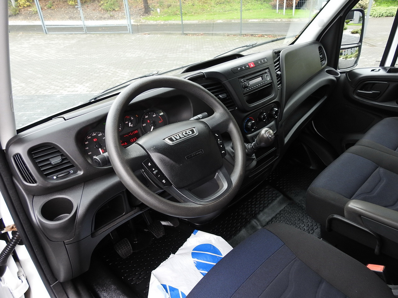 IVECO DAILY 35S15 STAKE BODY DOUBLE CABIN DOKA 7 SEATS AIR CONDITIONING 150HP - Carrinha cabine dupla: foto 2 IVECO DAILY 35S15 STAKE BODY DOUBLE CABIN DOKA 7 SEATS AIR CONDITIONING 150HP - Carrinha cabine dupla: foto 2