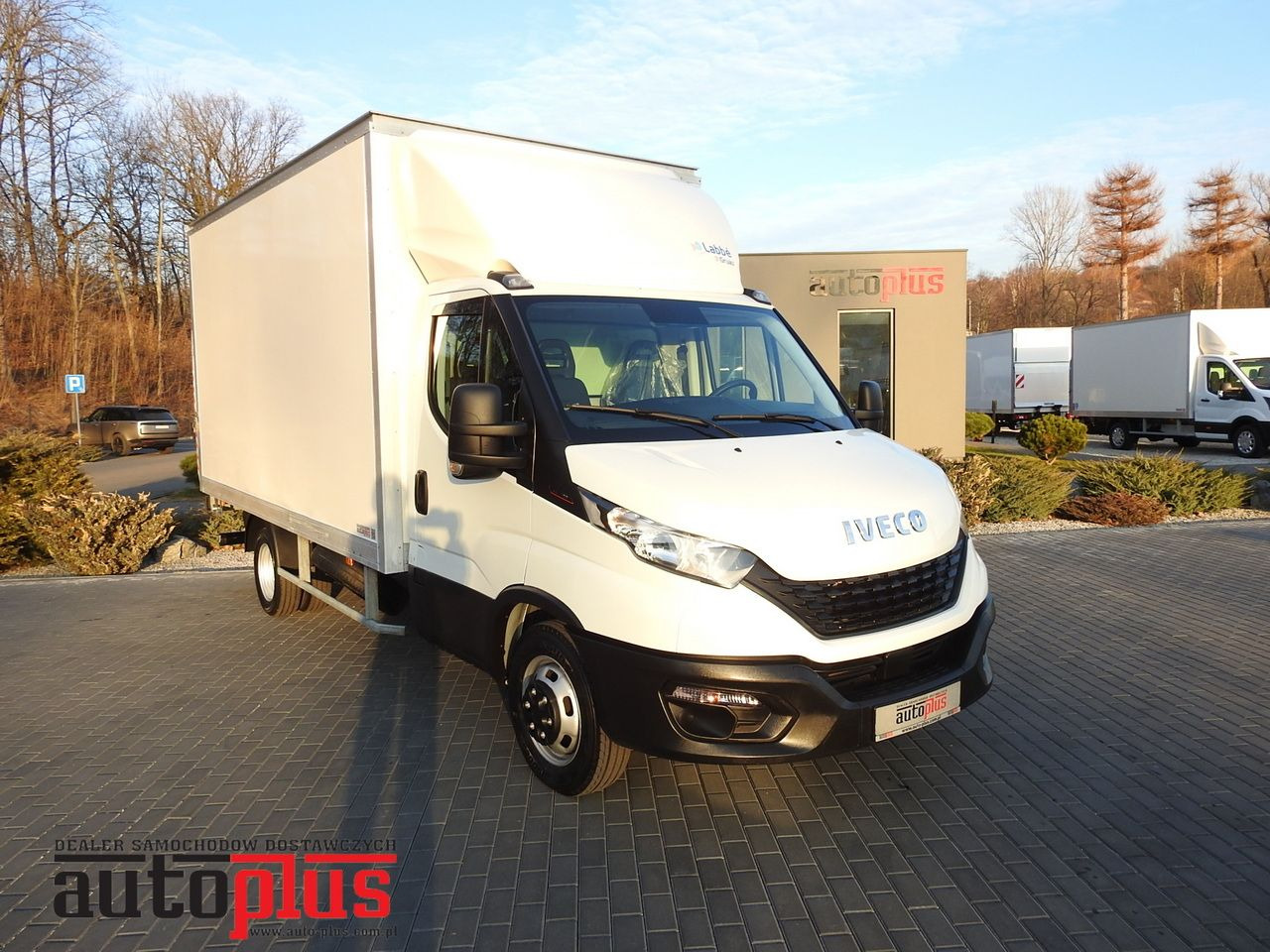 IVECO DAILY 35S16 BOX LIFT 8 PALLETS CRUISE CONTROL AIR CONDITIONING TWIN WHEELS 160HP - Carrinha de contentor: foto 1 IVECO DAILY 35S16 BOX LIFT 8 PALLETS CRUISE CONTROL AIR CONDITIONING TWIN WHEELS 160HP - Carrinha de contentor: foto 1