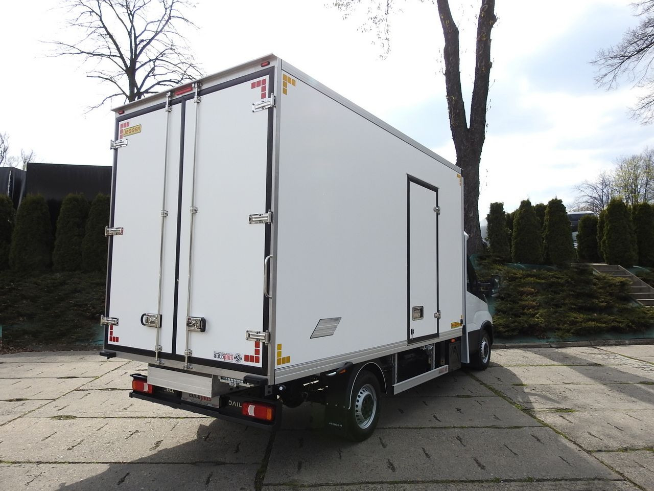 IVECO DAILY 35S16 NEW REGRIGERATOR BOX -10*C 8 PALLETS HEATING FUNCTION POWER SUPPLY 230V CRUISE CONTROL AIR CONDITIONING 160HP - Carrinha frigorífica: foto 3 IVECO DAILY 35S16 NEW REGRIGERATOR BOX -10*C 8 PALLETS HEATING FUNCTION POWER SUPPLY 230V CRUISE CONTROL AIR CONDITIONING 160HP - Carrinha frigorífica: foto 3