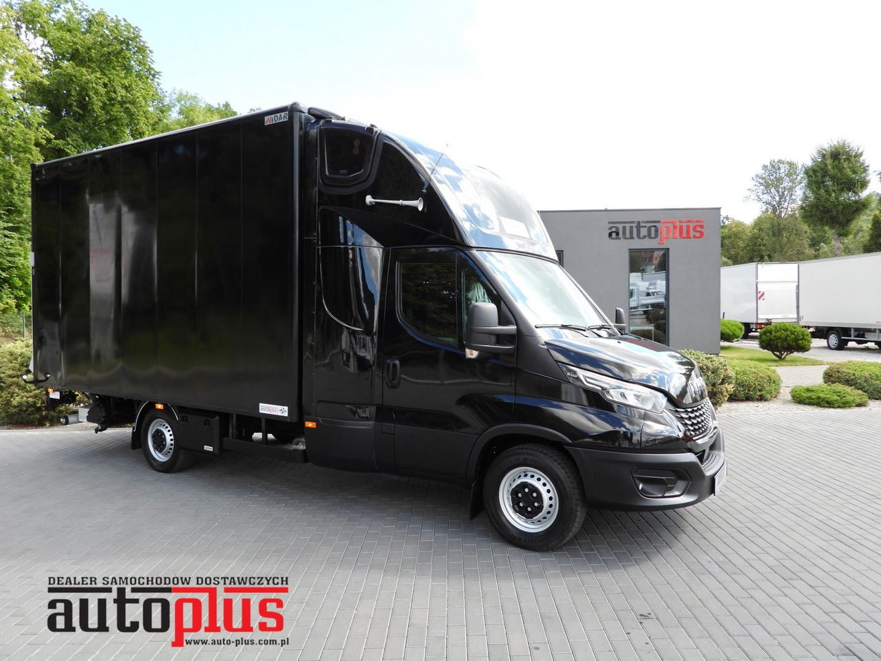 IVECO DAILY 35S18 BOX LIFT 8 PALLETS WEBASTO CRUISE CONTROL NAVIGATION LED LIGHTS PNEUMATICS AIR CONDITIONING 180HP - Carrinha de contentor: foto 1 IVECO DAILY 35S18 BOX LIFT 8 PALLETS WEBASTO CRUISE CONTROL NAVIGATION LED LIGHTS PNEUMATICS AIR CONDITIONING 180HP - Carrinha de contentor: foto 1