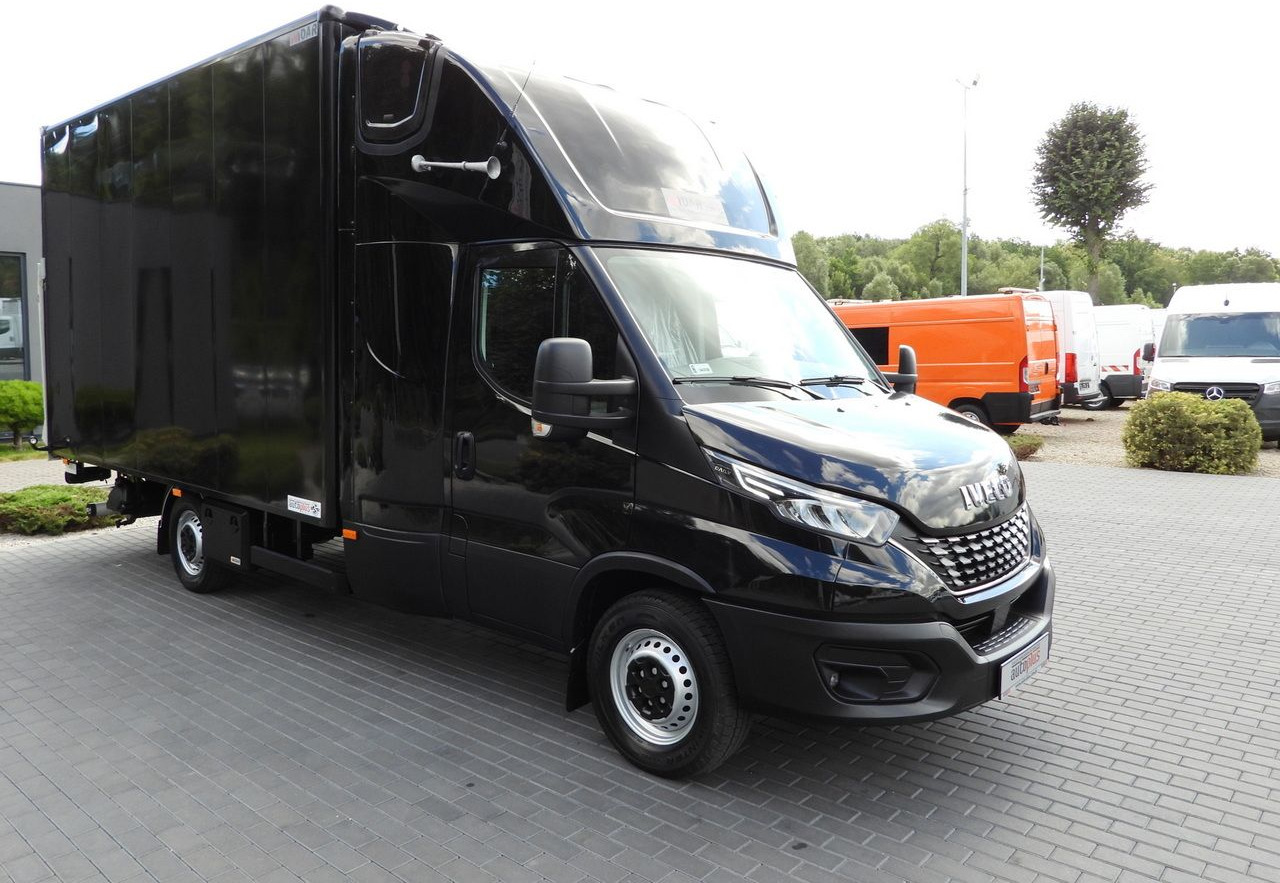 IVECO DAILY 35S18 BOX LIFT 8 PALLETS WEBASTO CRUISE CONTROL NAVIGATION LED LIGHTS PNEUMATICS AIR CONDITIONING 180HP - Carrinha de contentor: foto 4 IVECO DAILY 35S18 BOX LIFT 8 PALLETS WEBASTO CRUISE CONTROL NAVIGATION LED LIGHTS PNEUMATICS AIR CONDITIONING 180HP - Carrinha de contentor: foto 4