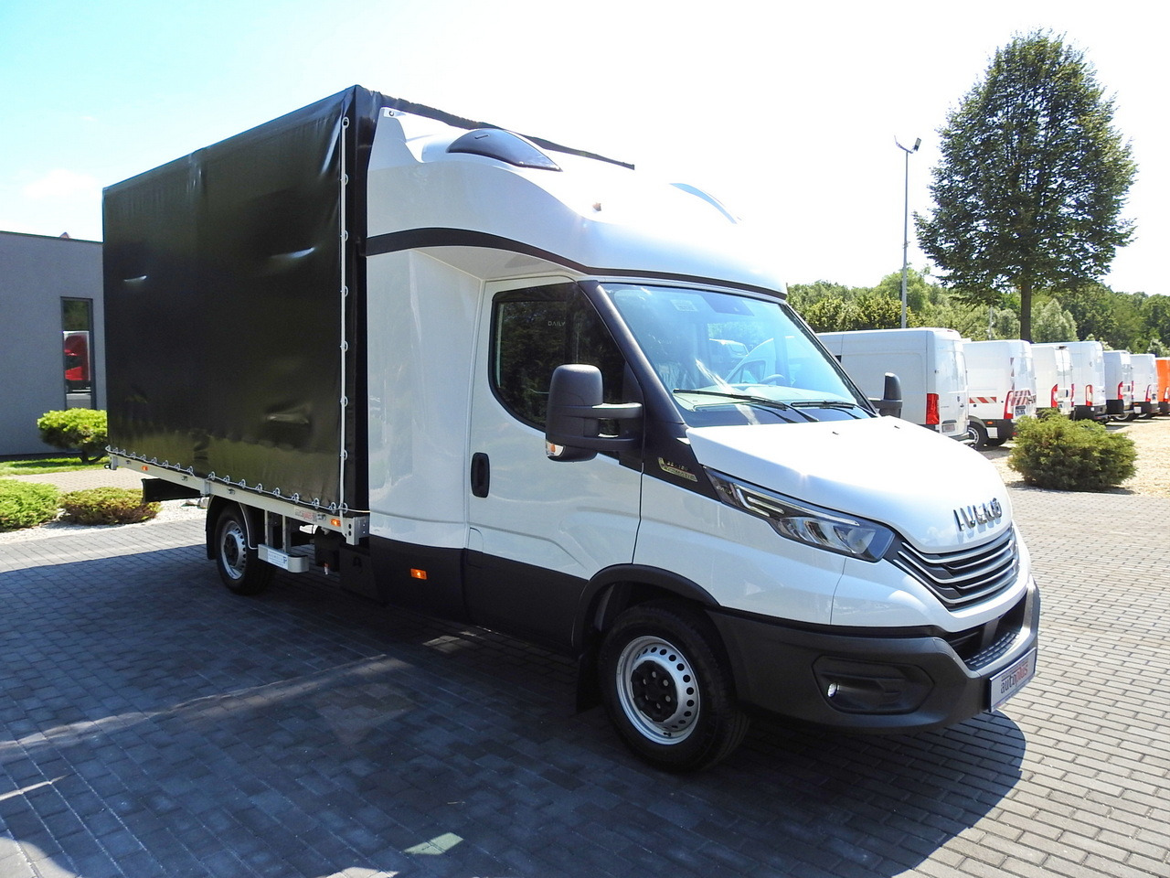 IVECO DAILY 35S18 NEW TARPAULIN 8 PALLETS CRUISE CONTROL NAVIGATION LED LIGHTS AUTOMATIC TRANSMISSION HI-MATIC MANUFACTURERS WARRANTY 180HP - Carrinha de lona: foto 4 IVECO DAILY 35S18 NEW TARPAULIN 8 PALLETS CRUISE CONTROL NAVIGATION LED LIGHTS AUTOMATIC TRANSMISSION HI-MATIC MANUFACTURERS WARRANTY 180HP - Carrinha de lona: foto 4
