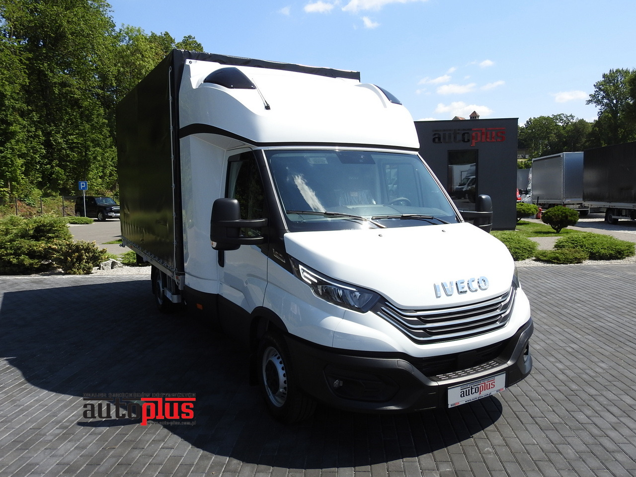IVECO DAILY 35S18 NEW TARPAULIN 8 PALLETS CRUISE CONTROL NAVIGATION LED LIGHTS AUTOMATIC TRANSMISSION HI-MATIC MANUFACTURERS WARRANTY 180HP - Carrinha de lona: foto 1 IVECO DAILY 35S18 NEW TARPAULIN 8 PALLETS CRUISE CONTROL NAVIGATION LED LIGHTS AUTOMATIC TRANSMISSION HI-MATIC MANUFACTURERS WARRANTY 180HP - Carrinha de lona: foto 1