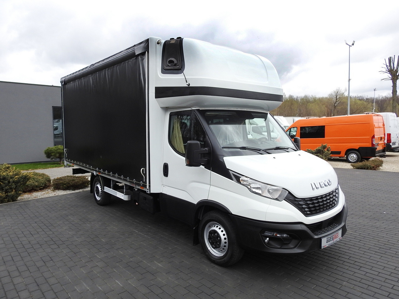 IVECO DAILY 35S18 TARPAULIN 10 PALLETS WEBASTO CRUISE CONTROL AIR CONDITIONING 180HP - Carrinha de lona: foto 4 IVECO DAILY 35S18 TARPAULIN 10 PALLETS WEBASTO CRUISE CONTROL AIR CONDITIONING 180HP - Carrinha de lona: foto 4