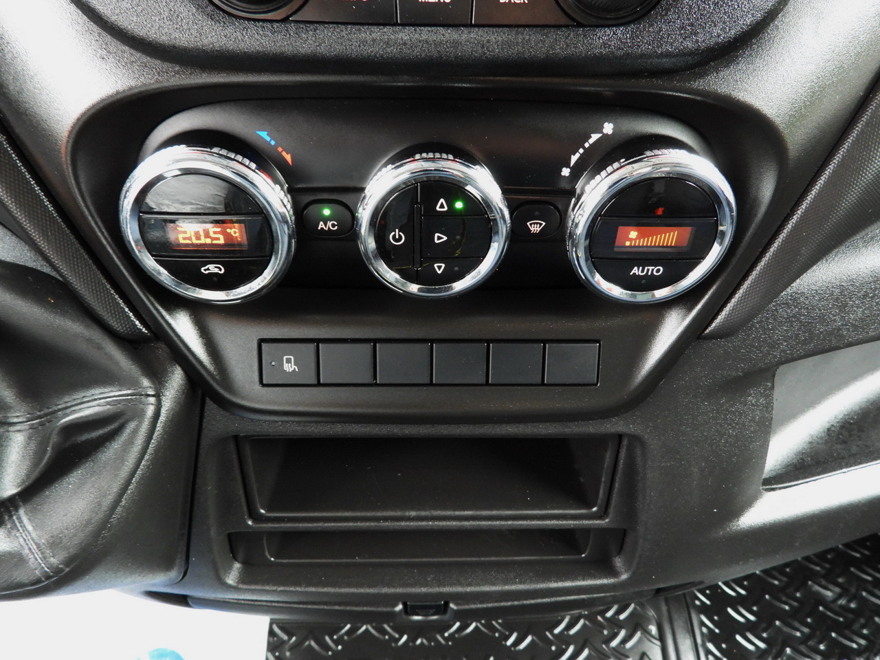 Locação financeira de IVECO DAILY 35S18 TARPAULIN 10 PALLETS WEBASTO CRUISE CONTROL LED LIGHTS AIR CONDITIONING  180HP IVECO DAILY 35S18 TARPAULIN 10 PALLETS WEBASTO CRUISE CONTROL LED LIGHTS AIR CONDITIONING  180HP: foto 37
