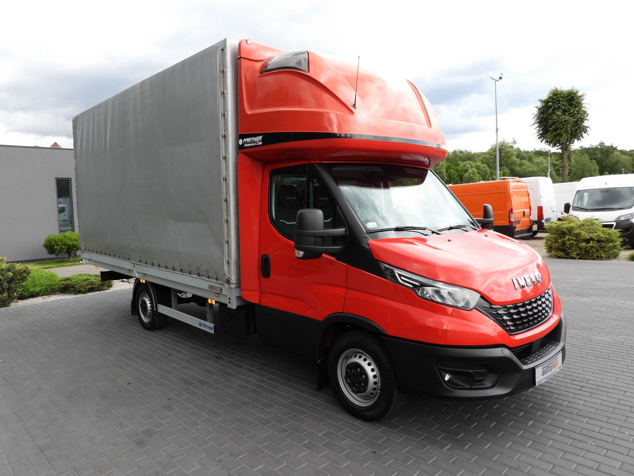 IVECO DAILY 35S18 TARPAULIN 10 PALLETS WEBASTO CRUISE CONTROL LED LIGHTS AIR CONDITIONING 180HP - Carrinha de lona: foto 4 IVECO DAILY 35S18 TARPAULIN 10 PALLETS WEBASTO CRUISE CONTROL LED LIGHTS AIR CONDITIONING 180HP - Carrinha de lona: foto 4