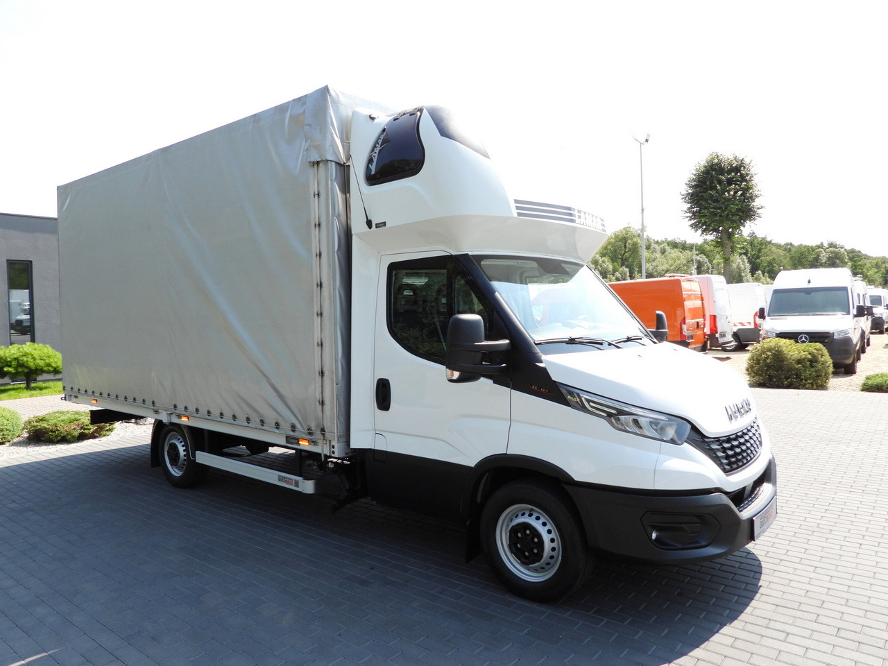 IVECO DAILY 35S18 TARPAULIN 10 PALLETS WEBASTO CRUISE CONTROL LED LIGHTS PNEUMATICS AIR CONDITIONING 180HP - Carrinha de lona: foto 4 IVECO DAILY 35S18 TARPAULIN 10 PALLETS WEBASTO CRUISE CONTROL LED LIGHTS PNEUMATICS AIR CONDITIONING 180HP - Carrinha de lona: foto 4