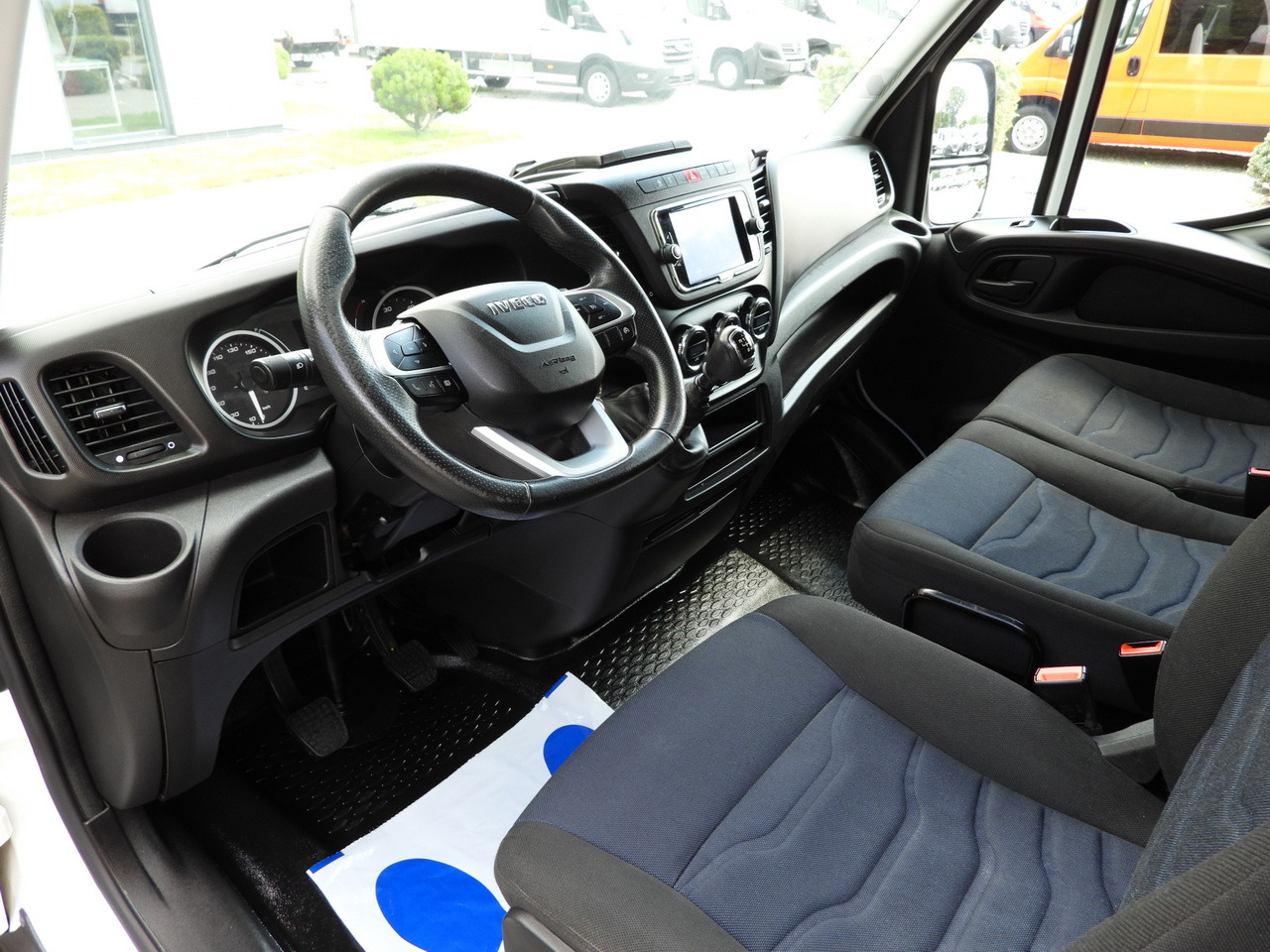 IVECO DAILY 35S18 TARPAULIN 10 PALLETS WEBASTO CRUISE CONTROL NAVIGATION LED LIGHTS AIR CONDITIONING 180HP - Carrinha de lona: foto 2 IVECO DAILY 35S18 TARPAULIN 10 PALLETS WEBASTO CRUISE CONTROL NAVIGATION LED LIGHTS AIR CONDITIONING 180HP - Carrinha de lona: foto 2