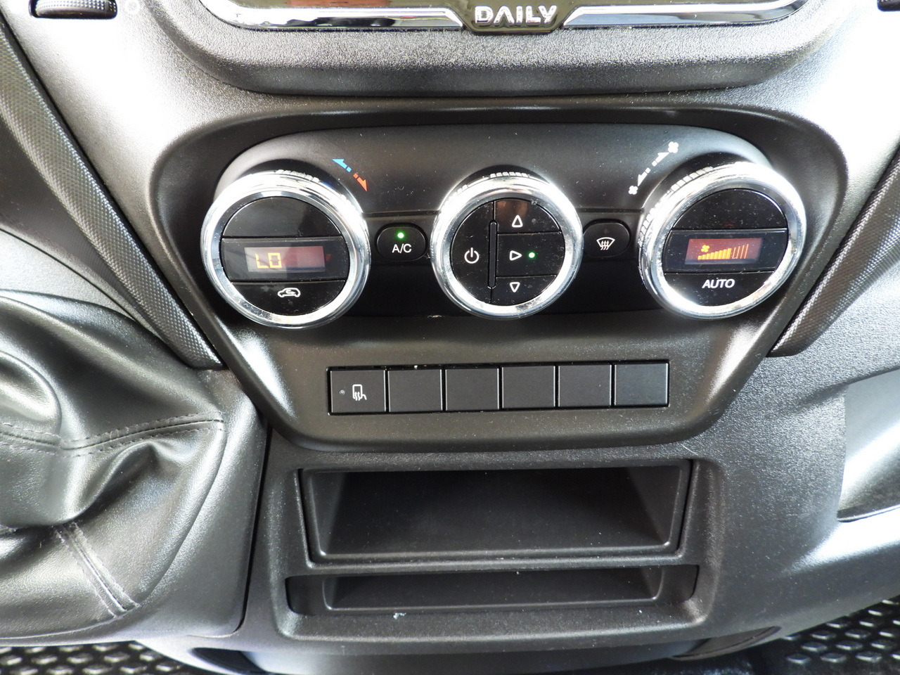 Locação financeira de IVECO DAILY 35S18 TARPAULIN 10 PALLETS WEBASTO CRUISE CONTROL NAVIGATION LED LIGHTS AIR CONDITIONING  180HP IVECO DAILY 35S18 TARPAULIN 10 PALLETS WEBASTO CRUISE CONTROL NAVIGATION LED LIGHTS AIR CONDITIONING  180HP: foto 38