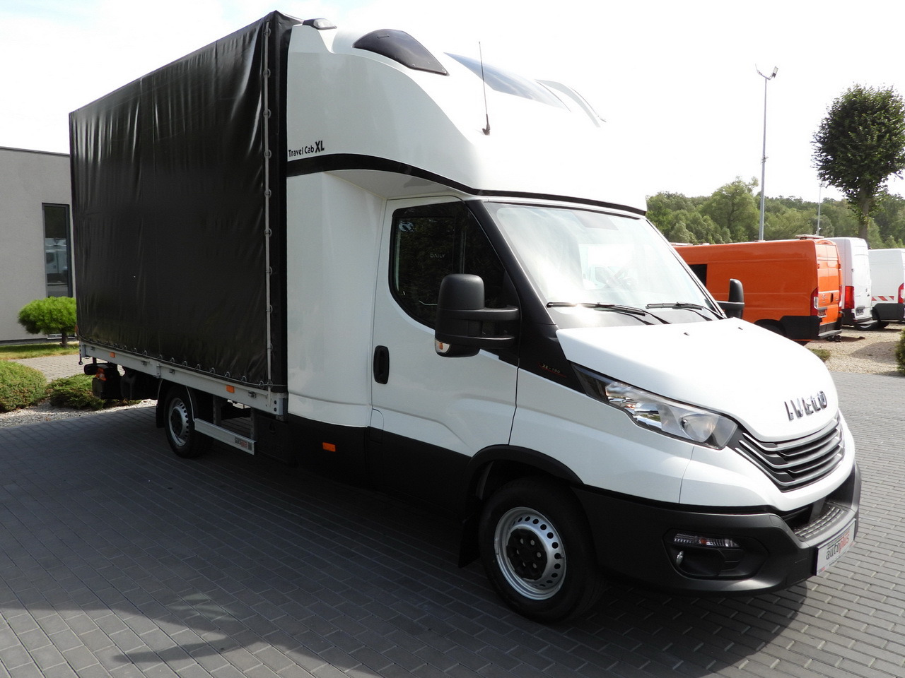 IVECO DAILY 35S18 TARPAULIN LIFT 8 PALLETS CRUISE CONTROL AIR CONDITIONING 180HP - Carrinha de lona: foto 4 IVECO DAILY 35S18 TARPAULIN LIFT 8 PALLETS CRUISE CONTROL AIR CONDITIONING 180HP - Carrinha de lona: foto 4