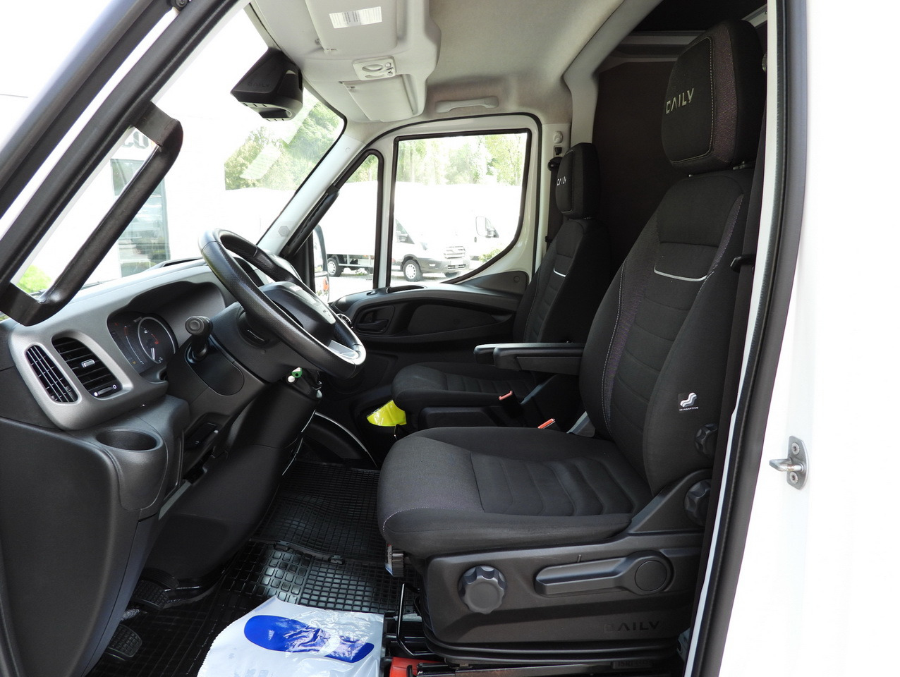Locação financeira de IVECO DAILY 35S18 TARPAULIN LIFT 8 PALLETS CRUISE CONTROL AIR CONDITIONING  180HP IVECO DAILY 35S18 TARPAULIN LIFT 8 PALLETS CRUISE CONTROL AIR CONDITIONING  180HP: foto 31