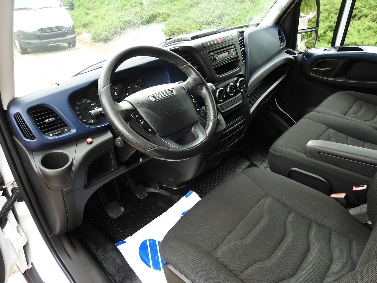 IVECO DAILY 35S18 TARPAULIN LIFT 8 PALLETS CRUISE CONTROL AIR CONDITIONING  180HP - Carrinha de lona: foto 2 IVECO DAILY 35S18 TARPAULIN LIFT 8 PALLETS CRUISE CONTROL AIR CONDITIONING  180HP - Carrinha de lona: foto 2