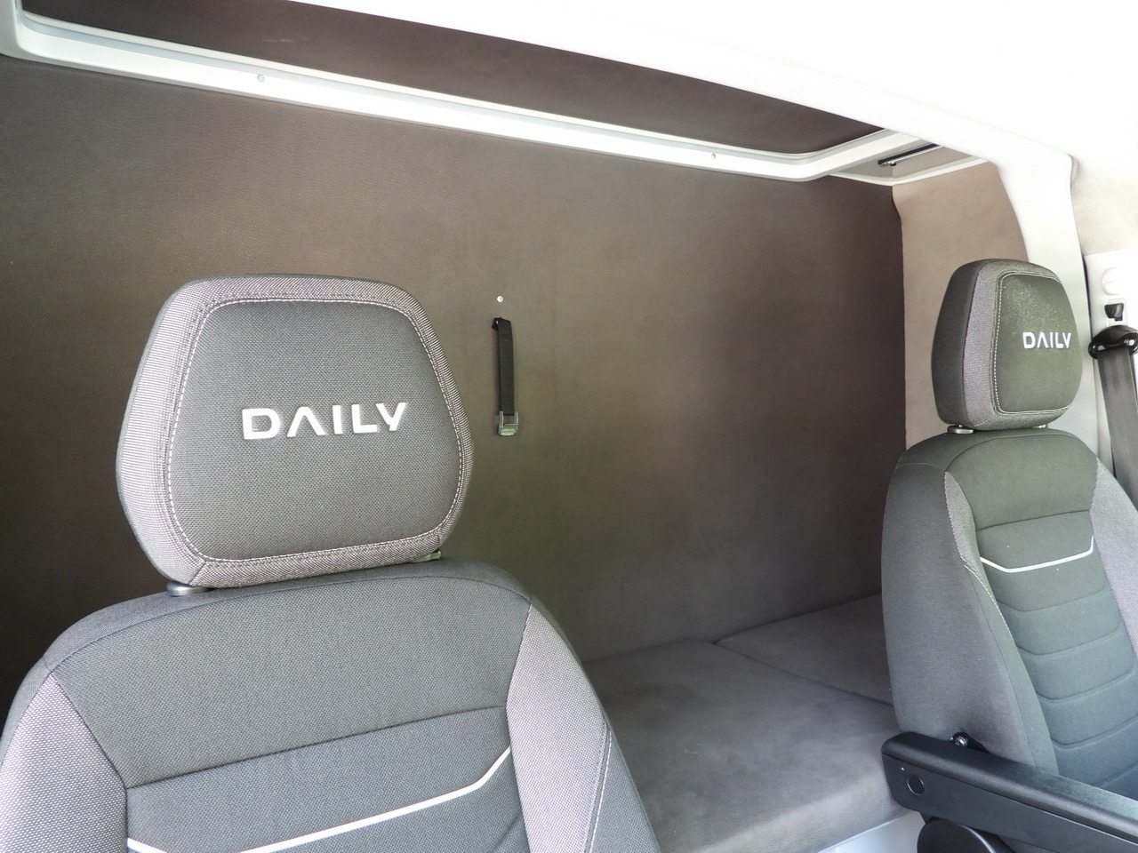 Locação financeira de IVECO DAILY 35S18 TARPAULIN LIFT 8 PALLETS CRUISE CONTROL AIR CONDITIONING  180HP IVECO DAILY 35S18 TARPAULIN LIFT 8 PALLETS CRUISE CONTROL AIR CONDITIONING  180HP: foto 47