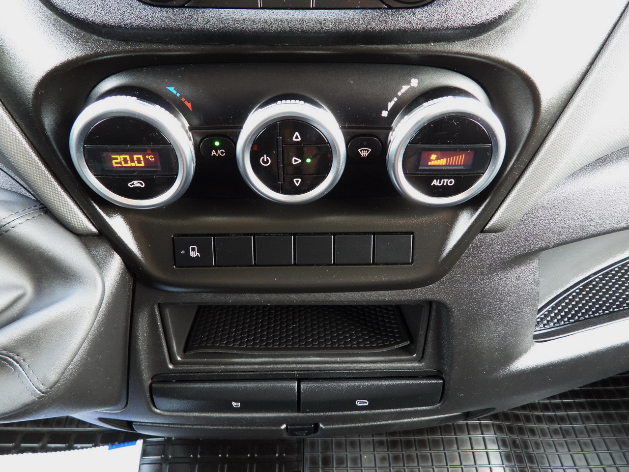 Locação financeira de IVECO DAILY 35S18 TARPAULIN LIFT 8 PALLETS CRUISE CONTROL AIR CONDITIONING  180HP IVECO DAILY 35S18 TARPAULIN LIFT 8 PALLETS CRUISE CONTROL AIR CONDITIONING  180HP: foto 44
