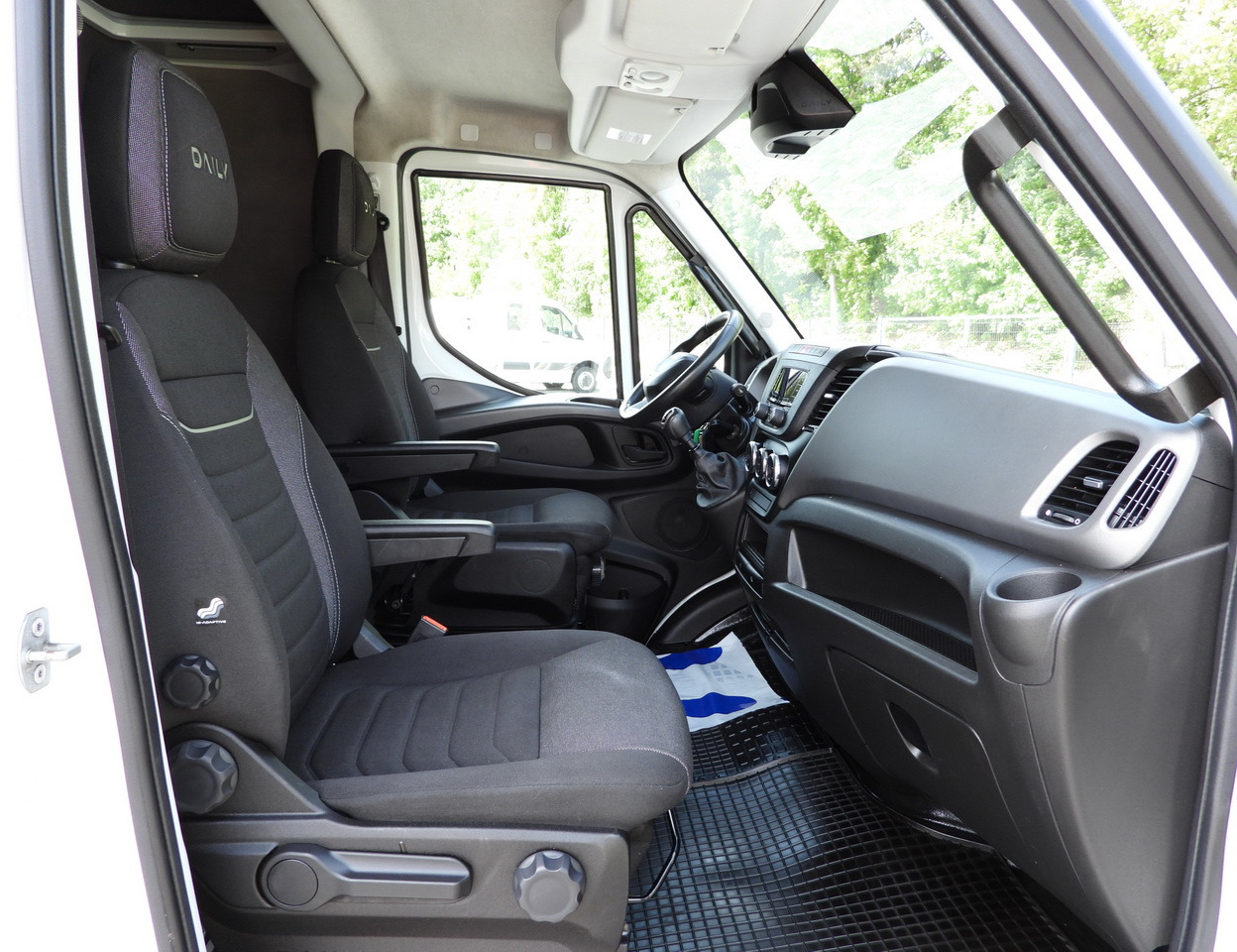 Locação financeira de IVECO DAILY 35S18 TARPAULIN LIFT 8 PALLETS CRUISE CONTROL AIR CONDITIONING  180HP IVECO DAILY 35S18 TARPAULIN LIFT 8 PALLETS CRUISE CONTROL AIR CONDITIONING  180HP: foto 45
