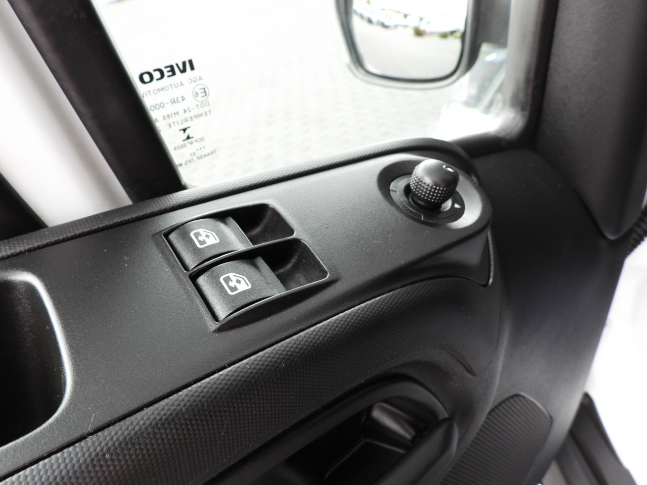 Locação financeira de IVECO DAILY 35S18 TARPAULIN LIFT 8 PALLETS WEBASTO CRUISE CONTROL AIR CONDITIONING  180HP IVECO DAILY 35S18 TARPAULIN LIFT 8 PALLETS WEBASTO CRUISE CONTROL AIR CONDITIONING  180HP: foto 33