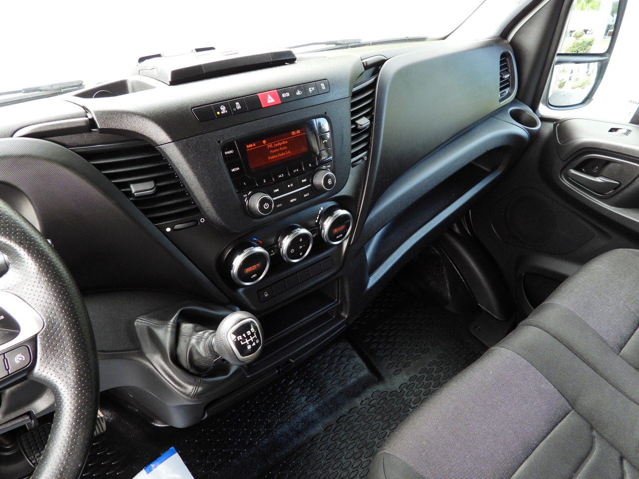 Locação financeira de IVECO DAILY 35S18 TARPAULIN LIFT 8 PALLETS WEBASTO CRUISE CONTROL AIR CONDITIONING  180HP IVECO DAILY 35S18 TARPAULIN LIFT 8 PALLETS WEBASTO CRUISE CONTROL AIR CONDITIONING  180HP: foto 39