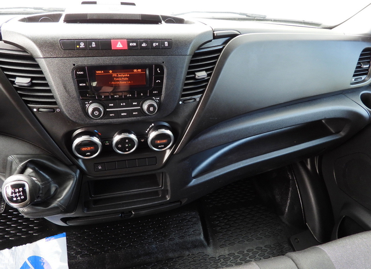 Locação financeira de IVECO DAILY 35S18 TARPAULIN LIFT 8 PALLETS WEBASTO CRUISE CONTROL AIR CONDITIONING  180HP IVECO DAILY 35S18 TARPAULIN LIFT 8 PALLETS WEBASTO CRUISE CONTROL AIR CONDITIONING  180HP: foto 40