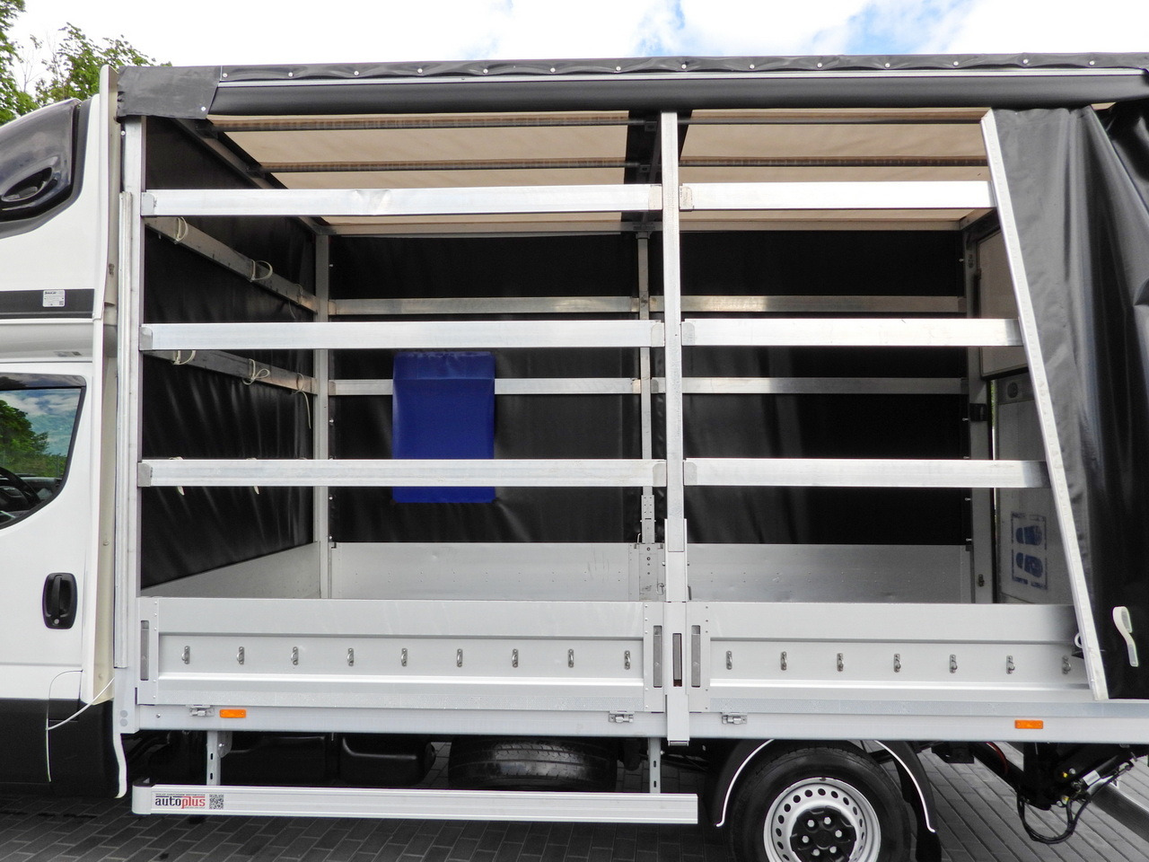 Locação financeira de IVECO DAILY 35S18 TARPAULIN LIFT 8 PALLETS WEBASTO CRUISE CONTROL AIR CONDITIONING  180HP IVECO DAILY 35S18 TARPAULIN LIFT 8 PALLETS WEBASTO CRUISE CONTROL AIR CONDITIONING  180HP: foto 29