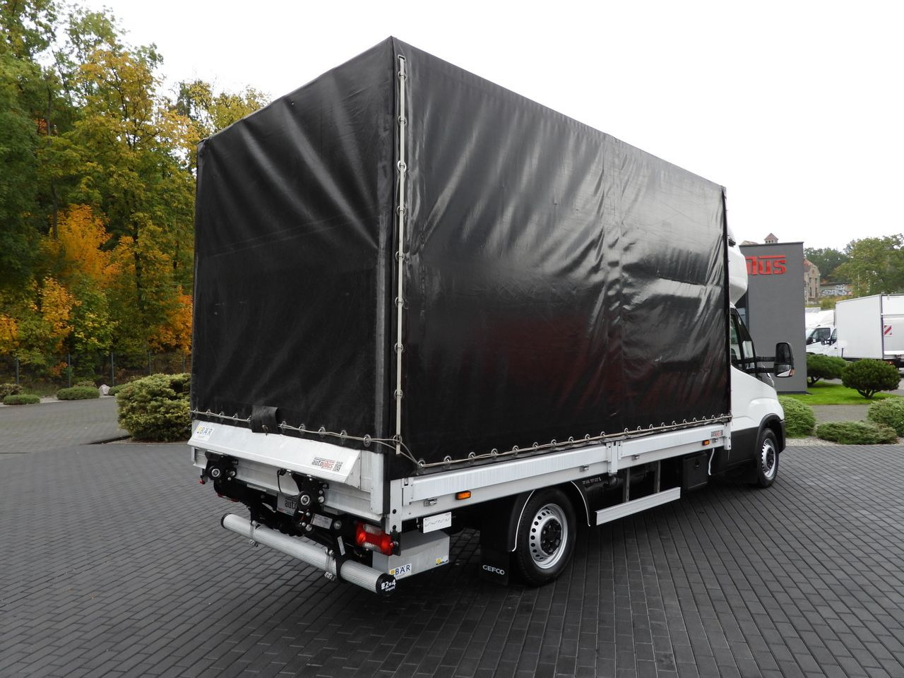 IVECO DAILY 35S18 TARPAULIN LIFT 8 PALLETS WEBASTO CRUISE CONTROL AIR CONDITIONING 180HP - Carrinha de lona: foto 3 IVECO DAILY 35S18 TARPAULIN LIFT 8 PALLETS WEBASTO CRUISE CONTROL AIR CONDITIONING 180HP - Carrinha de lona: foto 3