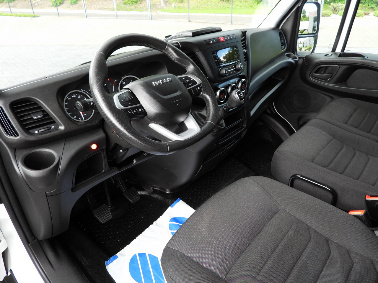 IVECO DAILY 35S18 TARPAULIN LIFT 8 PALLETS WEBASTO CRUISE CONTROL AIR CONDITIONING 180HP - Carrinha de lona: foto 2 IVECO DAILY 35S18 TARPAULIN LIFT 8 PALLETS WEBASTO CRUISE CONTROL AIR CONDITIONING 180HP - Carrinha de lona: foto 2