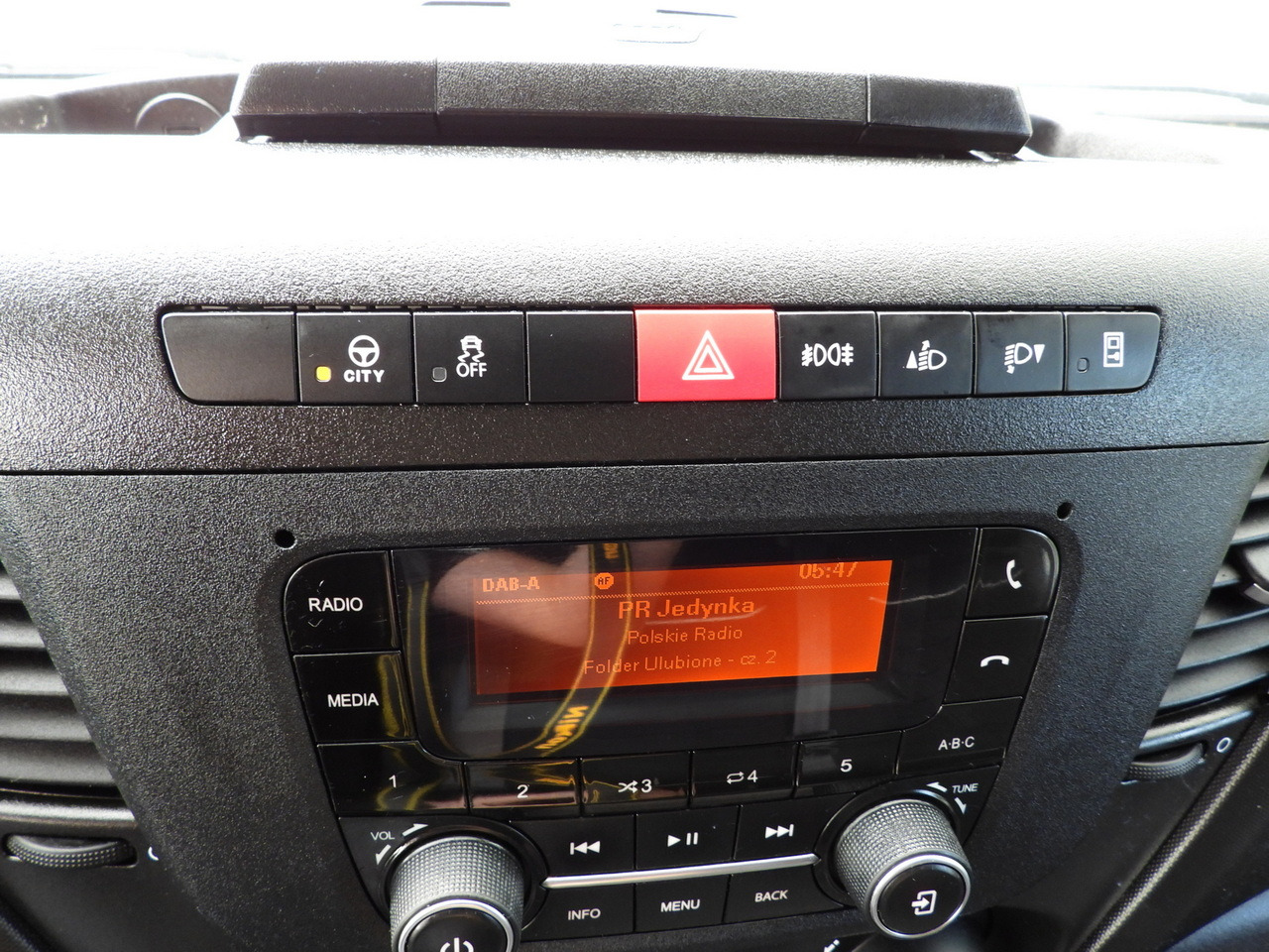 Locação financeira de IVECO DAILY 35S18 TARPAULIN LIFT 8 PALLETS WEBASTO CRUISE CONTROL AIR CONDITIONING  180HP IVECO DAILY 35S18 TARPAULIN LIFT 8 PALLETS WEBASTO CRUISE CONTROL AIR CONDITIONING  180HP: foto 42