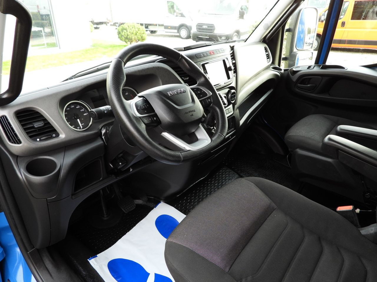 IVECO DAILY 35S21 TARPAULIN 10 PALLETS WEBASTO CRUISE CONTROL NAVIGATION LED LIGHTS AUTOMATIC TRANSMISSION HI-MATIC AIR CONDITIONING 210HP - Carrinha de lona: foto 2 IVECO DAILY 35S21 TARPAULIN 10 PALLETS WEBASTO CRUISE CONTROL NAVIGATION LED LIGHTS AUTOMATIC TRANSMISSION HI-MATIC AIR CONDITIONING 210HP - Carrinha de lona: foto 2