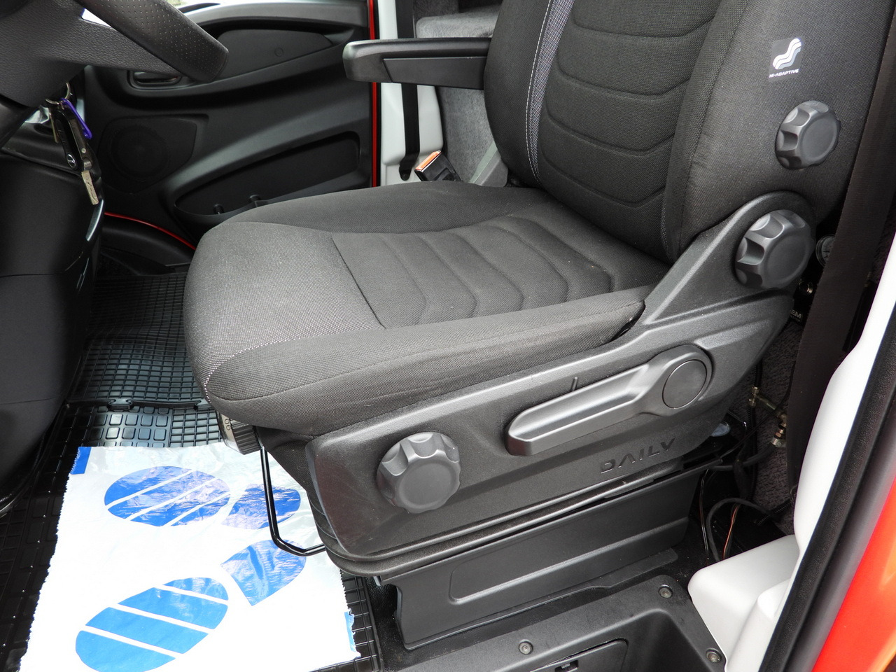 Carrinha de lona IVECO DAILY 35S21 TARPAULIN 10 PALLETS WEBASTO CRUISE CONTROL NAVIGATION LED LIGHTS PNEUMATICS AUTOMATIC TRANSMISSION HI-MATIC AIR CONDITIONING  210HP: foto 34