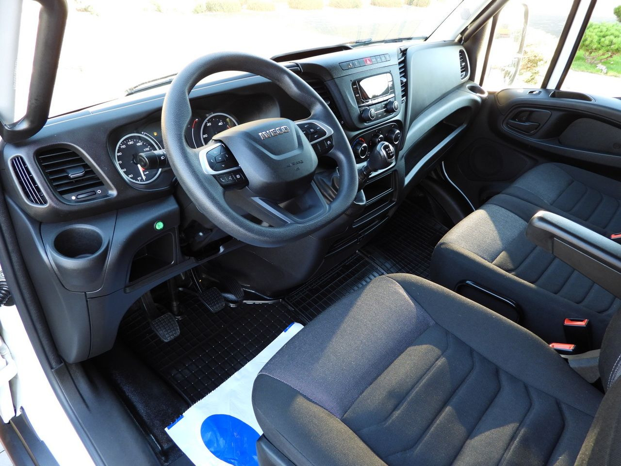 IVECO DAILY 50C16 TARPAULIN 10 PALLETS CRUISE CONTROL TWIN WHEELS AIR CONDITIONING 160HP - Carrinha de lona: foto 2 IVECO DAILY 50C16 TARPAULIN 10 PALLETS CRUISE CONTROL TWIN WHEELS AIR CONDITIONING 160HP - Carrinha de lona: foto 2