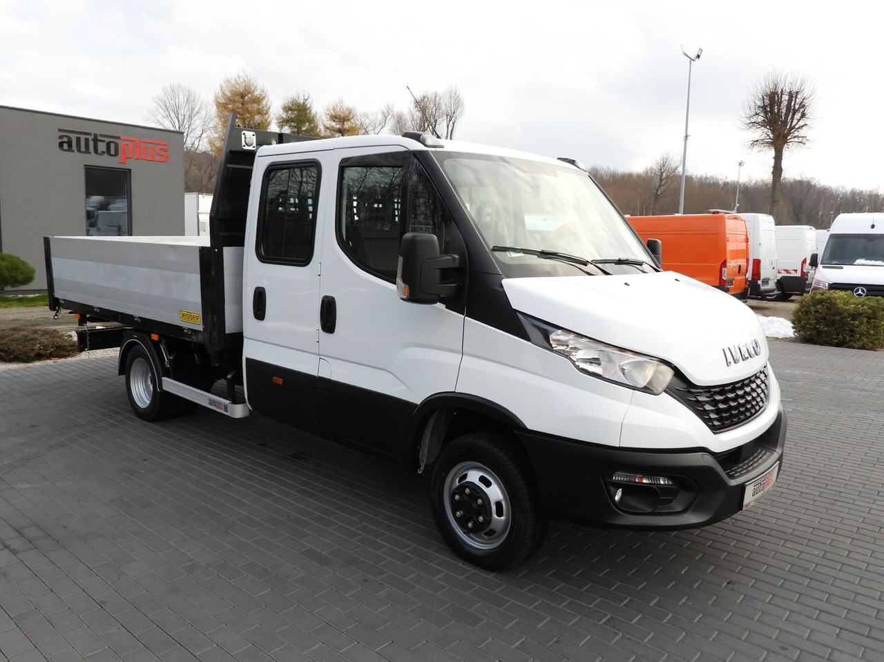 IVECO DAILY 50C16 THREE-WAY TIPPER DOUBLE CABIN DOKA 6 SEATS CRUISE CONTROL PNEUMATICS TWIN WHEELS AIR CONDITIONING 160HP - Carrinha basculante: foto 4 IVECO DAILY 50C16 THREE-WAY TIPPER DOUBLE CABIN DOKA 6 SEATS CRUISE CONTROL PNEUMATICS TWIN WHEELS AIR CONDITIONING 160HP - Carrinha basculante: foto 4