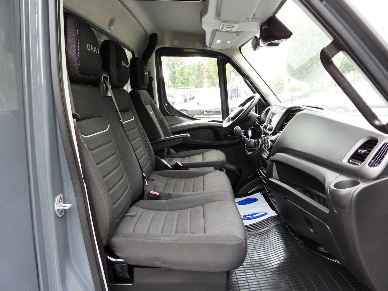 Carrinha de lona IVECO DAILY 50C18 TARPAULIN 14 PALLETS WEBASTO CRUISE CONTROL PNEUMATICS TWIN WHEELS AIR CONDITIONING  180HP: foto 45