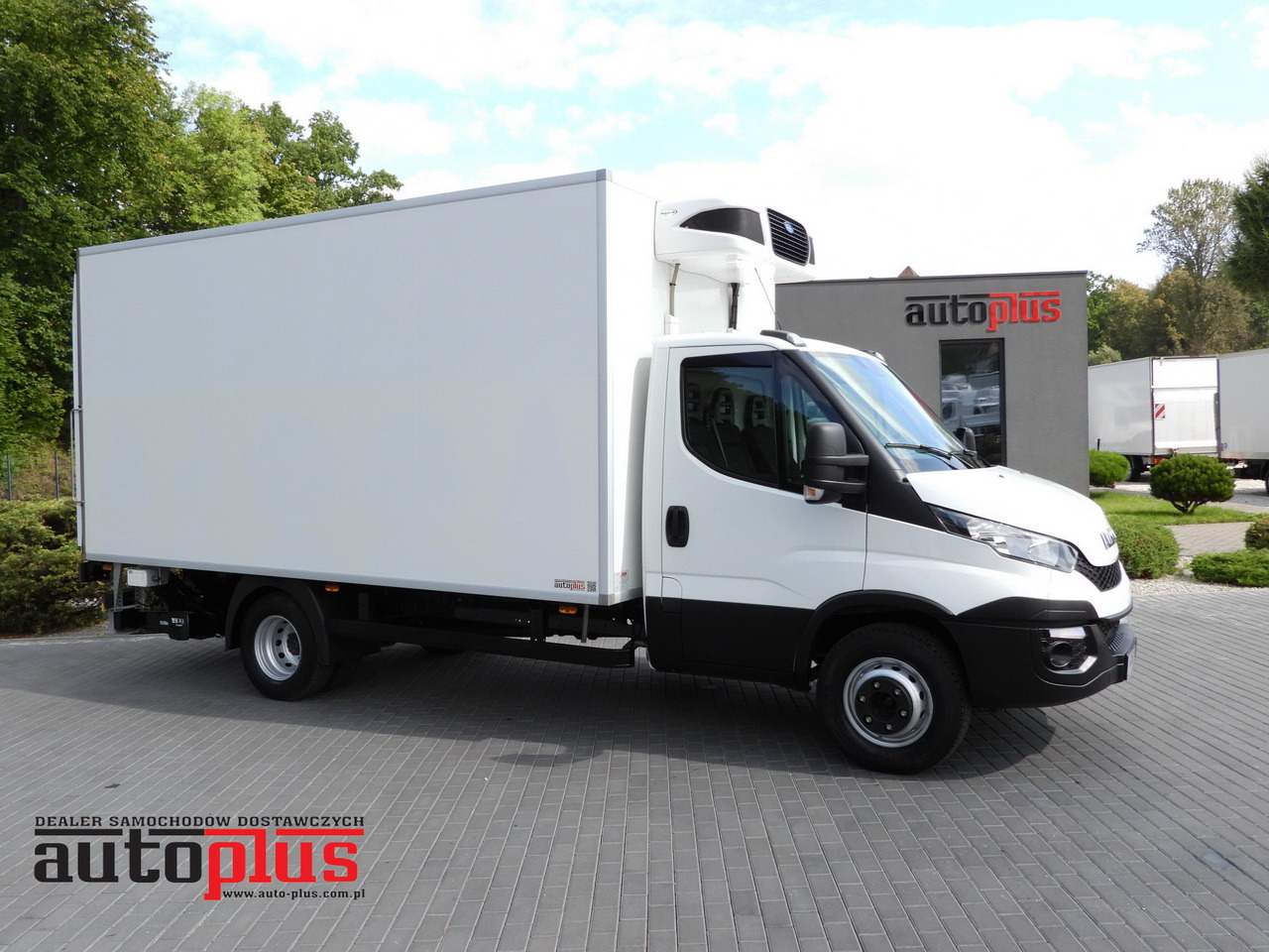 IVECO DAILY 70C17 REFRIGERATOR 1*C LIFT 10 PALLETS POWER SUPPLY 230V CRUISE CONTROL AIR CONDITIONING PNEUMATICS AUTOMATIC TRANSMISSION HI-MATIC TWIN WHEELS  170HP - Camião frigorífico: foto 1 IVECO DAILY 70C17 REFRIGERATOR 1*C LIFT 10 PALLETS POWER SUPPLY 230V CRUISE CONTROL AIR CONDITIONING PNEUMATICS AUTOMATIC TRANSMISSION HI-MATIC TWIN WHEELS  170HP - Camião frigorífico: foto 1