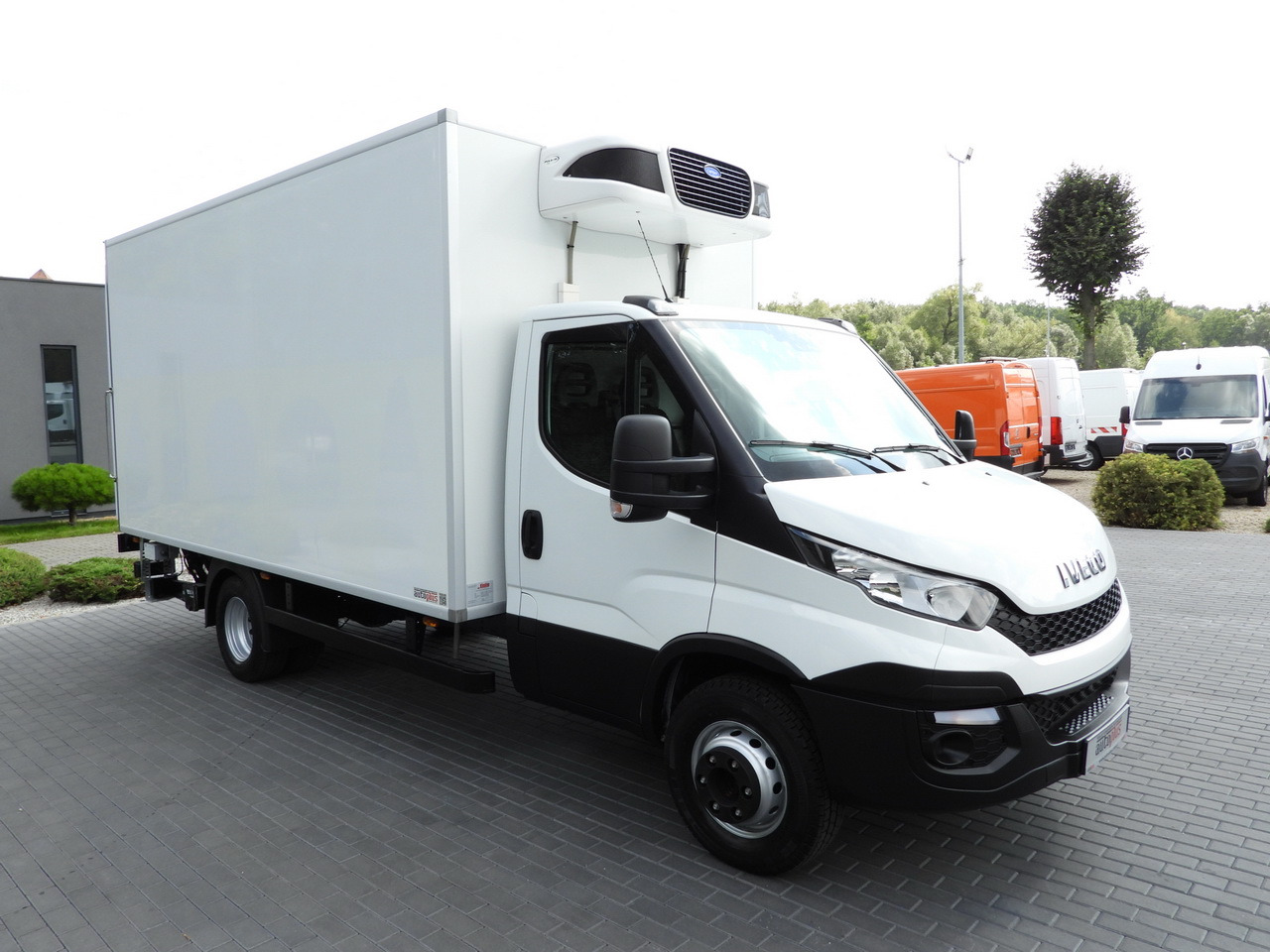 IVECO DAILY 70C17 REFRIGERATOR 1*C LIFT 10 PALLETS POWER SUPPLY 230V CRUISE CONTROL AIR CONDITIONING PNEUMATICS AUTOMATIC TRANSMISSION HI-MATIC TWIN WHEELS 170HP - Camião frigorífico: foto 4 IVECO DAILY 70C17 REFRIGERATOR 1*C LIFT 10 PALLETS POWER SUPPLY 230V CRUISE CONTROL AIR CONDITIONING PNEUMATICS AUTOMATIC TRANSMISSION HI-MATIC TWIN WHEELS 170HP - Camião frigorífico: foto 4