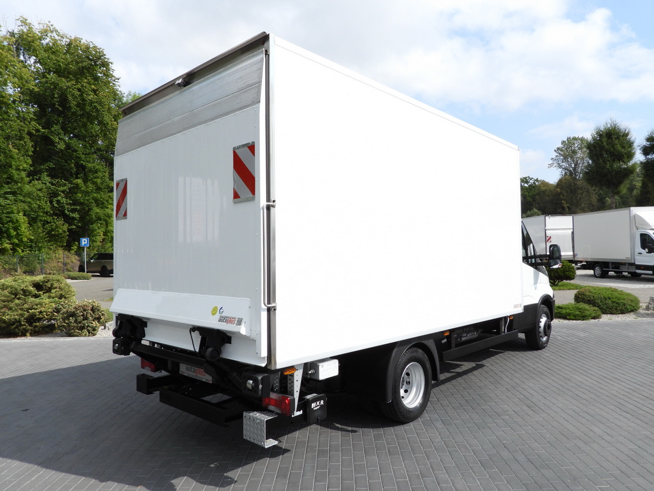 IVECO DAILY 70C17 REFRIGERATOR 1*C LIFT 10 PALLETS POWER SUPPLY 230V CRUISE CONTROL AIR CONDITIONING PNEUMATICS AUTOMATIC TRANSMISSION HI-MATIC TWIN WHEELS 170HP - Camião frigorífico: foto 3 IVECO DAILY 70C17 REFRIGERATOR 1*C LIFT 10 PALLETS POWER SUPPLY 230V CRUISE CONTROL AIR CONDITIONING PNEUMATICS AUTOMATIC TRANSMISSION HI-MATIC TWIN WHEELS 170HP - Camião frigorífico: foto 3