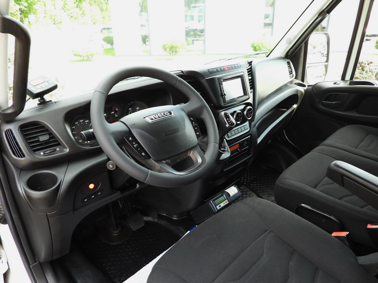 IVECO DAILY 70C17 REFRIGERATOR 1*C LIFT 10 PALLETS POWER SUPPLY 230V CRUISE CONTROL AIR CONDITIONING PNEUMATICS AUTOMATIC TRANSMISSION HI-MATIC TWIN WHEELS 170HP - Camião frigorífico: foto 2 IVECO DAILY 70C17 REFRIGERATOR 1*C LIFT 10 PALLETS POWER SUPPLY 230V CRUISE CONTROL AIR CONDITIONING PNEUMATICS AUTOMATIC TRANSMISSION HI-MATIC TWIN WHEELS 170HP - Camião frigorífico: foto 2