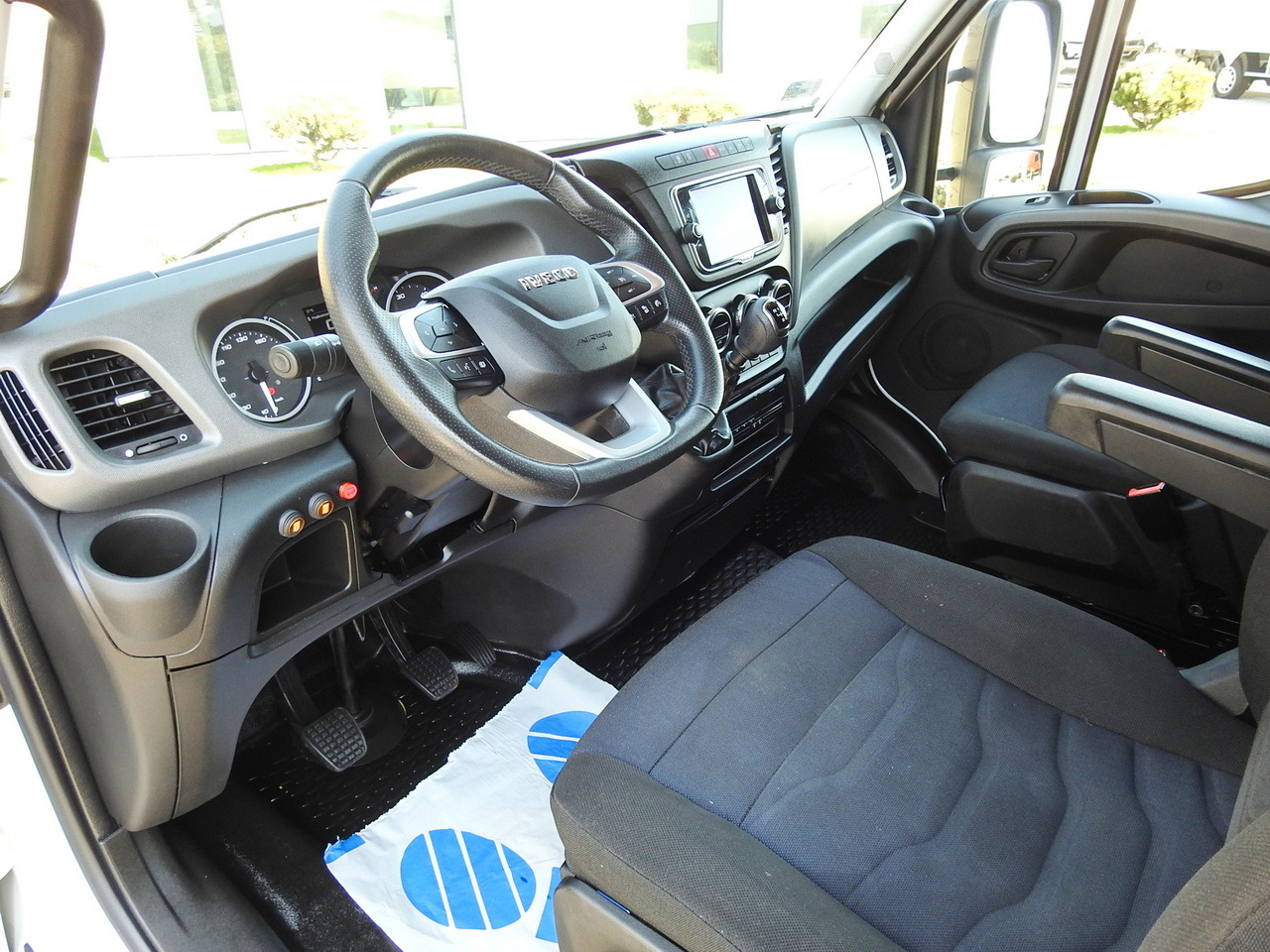 IVECO DAILY 70C18 BOX LIFT 14 PALLETS WEBASTO CRUISE CONTROL NAVIGATION LED LIGHTS TWIN WHEELS AIR CONDITIONING 180HP - Carrinha de contentor: foto 2 IVECO DAILY 70C18 BOX LIFT 14 PALLETS WEBASTO CRUISE CONTROL NAVIGATION LED LIGHTS TWIN WHEELS AIR CONDITIONING 180HP - Carrinha de contentor: foto 2