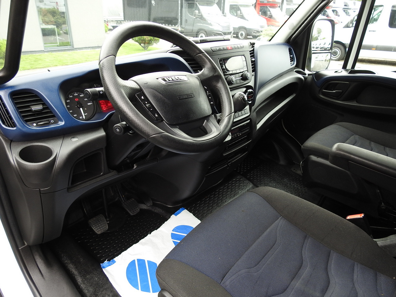 IVECO DAILY 70C18 TARPAULIN LIFT 12 PALLETS WEBASTO CRUISE CONTROL TWIN WHEELS AIR CONDITIONING 180HP - Carrinha de lona: foto 2 IVECO DAILY 70C18 TARPAULIN LIFT 12 PALLETS WEBASTO CRUISE CONTROL TWIN WHEELS AIR CONDITIONING 180HP - Carrinha de lona: foto 2