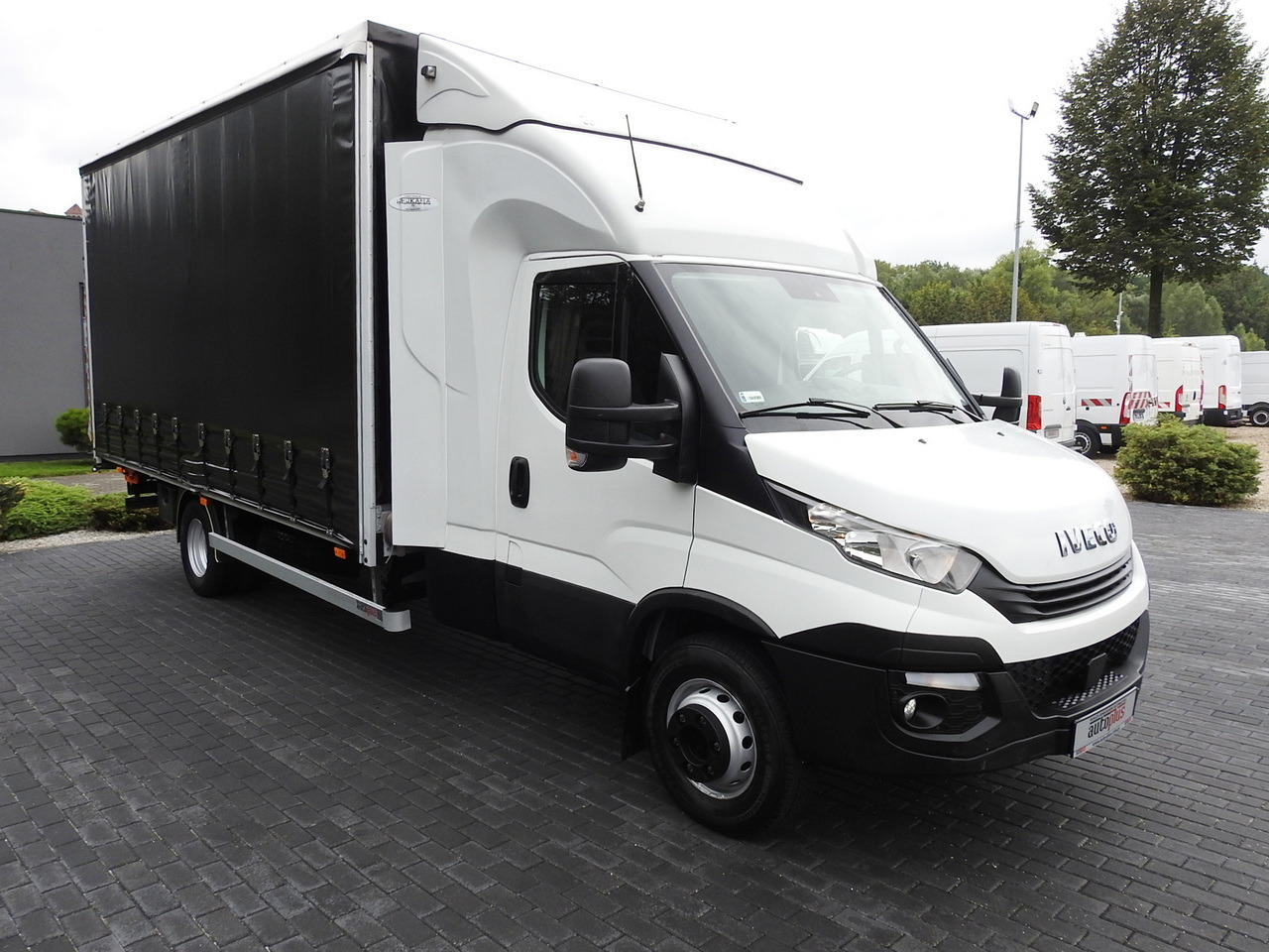 IVECO DAILY 70C18 TARPAULIN LIFT 12 PALLETS WEBASTO CRUISE CONTROL TWIN WHEELS AIR CONDITIONING 180HP - Carrinha de lona: foto 4 IVECO DAILY 70C18 TARPAULIN LIFT 12 PALLETS WEBASTO CRUISE CONTROL TWIN WHEELS AIR CONDITIONING 180HP - Carrinha de lona: foto 4
