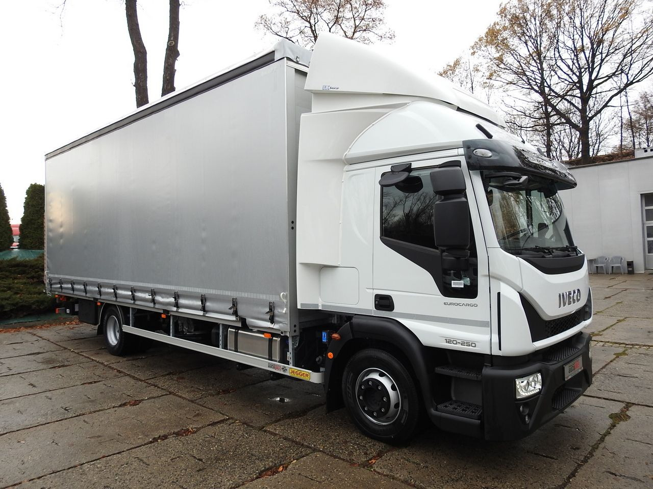 IVECO EUROCARGO 120-250 NEW TARPAULIN LIFT 18 PALLETS WEBASTO CRUISE CONTROL AIR CONDITIONING LED LIGHTS PNEUMATICS AUTOMATIC TRANSMISSION HI-MATIC 250HP - Carrinha de lona: foto 4 IVECO EUROCARGO 120-250 NEW TARPAULIN LIFT 18 PALLETS WEBASTO CRUISE CONTROL AIR CONDITIONING LED LIGHTS PNEUMATICS AUTOMATIC TRANSMISSION HI-MATIC 250HP - Carrinha de lona: foto 4