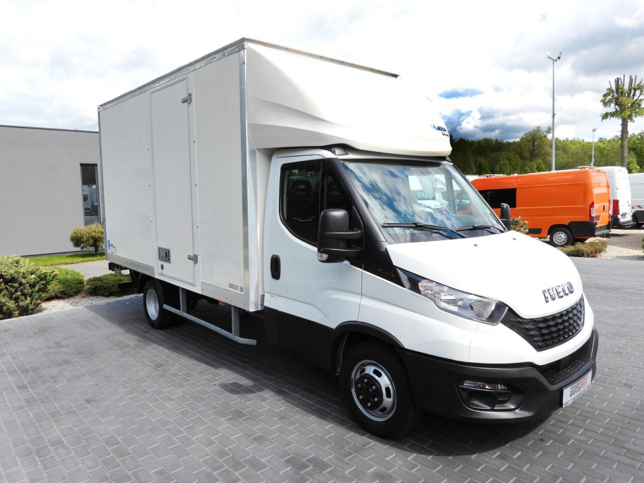 Iveco DAILY 35C16 KOFFER AUFZUG 8 PALETTEN TEMPOMAT Iveco DAILY 35C16 KOFFER AUFZUG 8 PALETTEN TEMPOMAT - Carrinha de contentor: foto 4 Iveco DAILY 35C16 KOFFER AUFZUG 8 PALETTEN TEMPOMAT Iveco DAILY 35C16 KOFFER AUFZUG 8 PALETTEN TEMPOMAT - Carrinha de contentor: foto 4