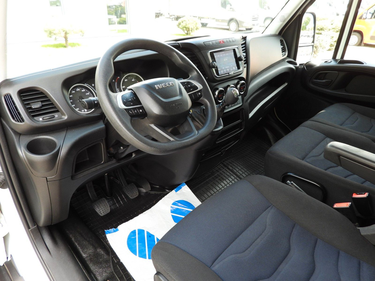 Iveco DAILY 35C16 KOFFER AUFZUG 8 PALETTEN TEMPOMAT Iveco DAILY 35C16 KOFFER AUFZUG 8 PALETTEN TEMPOMAT - Carrinha de contentor: foto 2 Iveco DAILY 35C16 KOFFER AUFZUG 8 PALETTEN TEMPOMAT Iveco DAILY 35C16 KOFFER AUFZUG 8 PALETTEN TEMPOMAT - Carrinha de contentor: foto 2