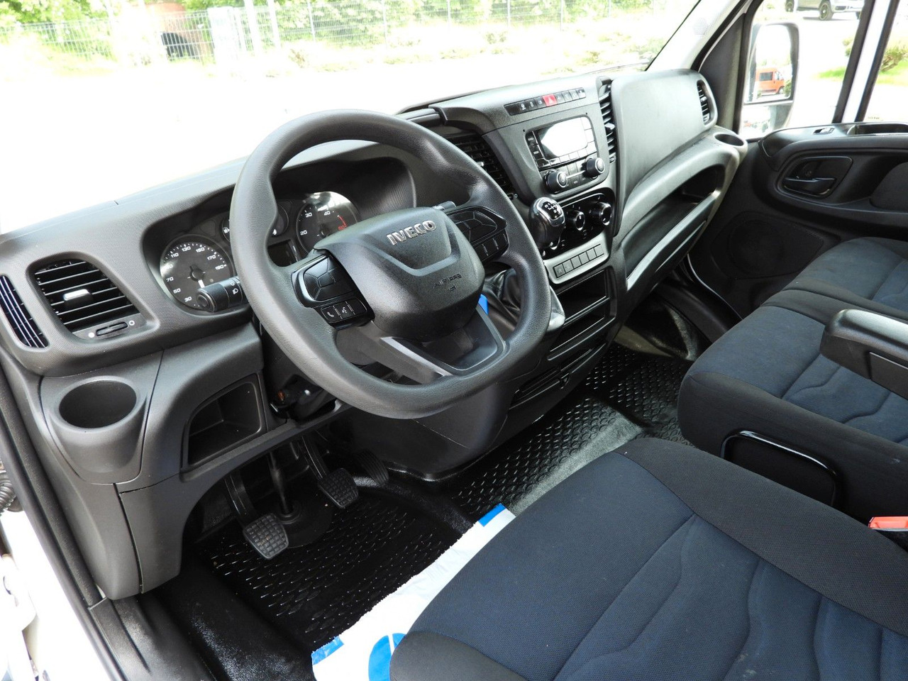 Iveco DAILY 35S12 PRITSCHE DOPPELKABINE DOKA 7 SITZE - Carrinha de caixa aberta, Carrinha cabine dupla: foto 2 Iveco DAILY 35S12 PRITSCHE DOPPELKABINE DOKA 7 SITZE - Carrinha de caixa aberta, Carrinha cabine dupla: foto 2