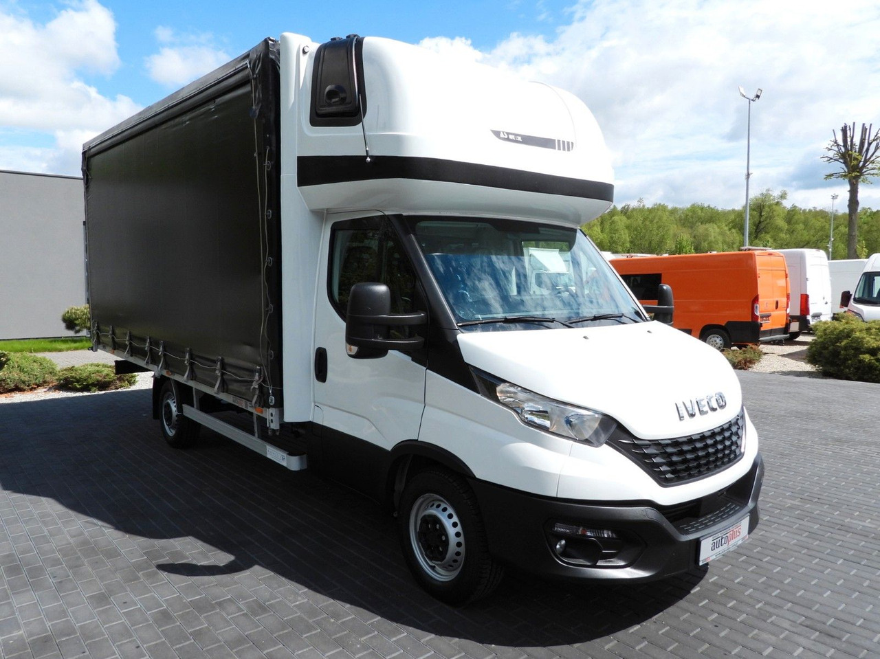 Iveco DAILY 35S18 PRITSCHE PLANE 10 PALETTEN WEBASTO - Carrinha de lona: foto 4 Iveco DAILY 35S18 PRITSCHE PLANE 10 PALETTEN WEBASTO - Carrinha de lona: foto 4