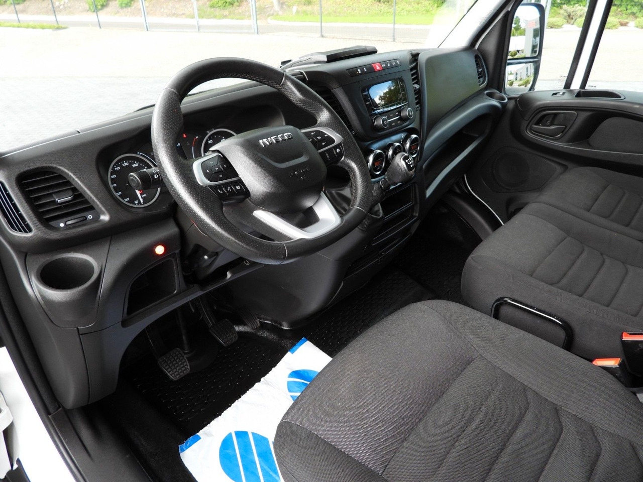 Iveco DAILY 35S18 PRITSCHE PLANE AUFZUG 8 PALETTEN - Carrinha de lona: foto 2 Iveco DAILY 35S18 PRITSCHE PLANE AUFZUG 8 PALETTEN - Carrinha de lona: foto 2