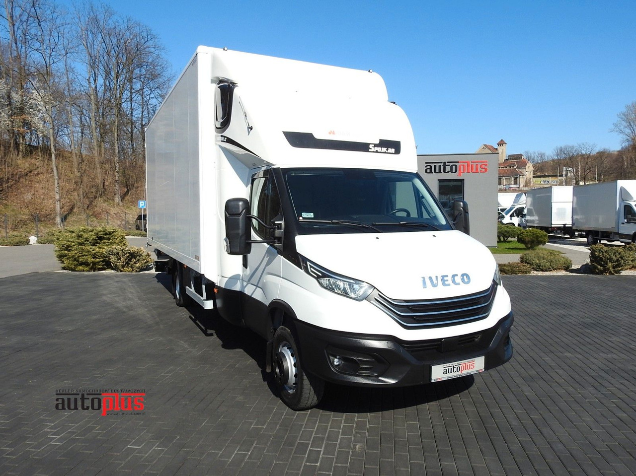 Iveco DAILY 70C18 KOFFER AUFZUG 14 PALETTEN WEBASTO - Carrinha de contentor, Carrinha cabine dupla: foto 1 Iveco DAILY 70C18 KOFFER AUFZUG 14 PALETTEN WEBASTO - Carrinha de contentor, Carrinha cabine dupla: foto 1