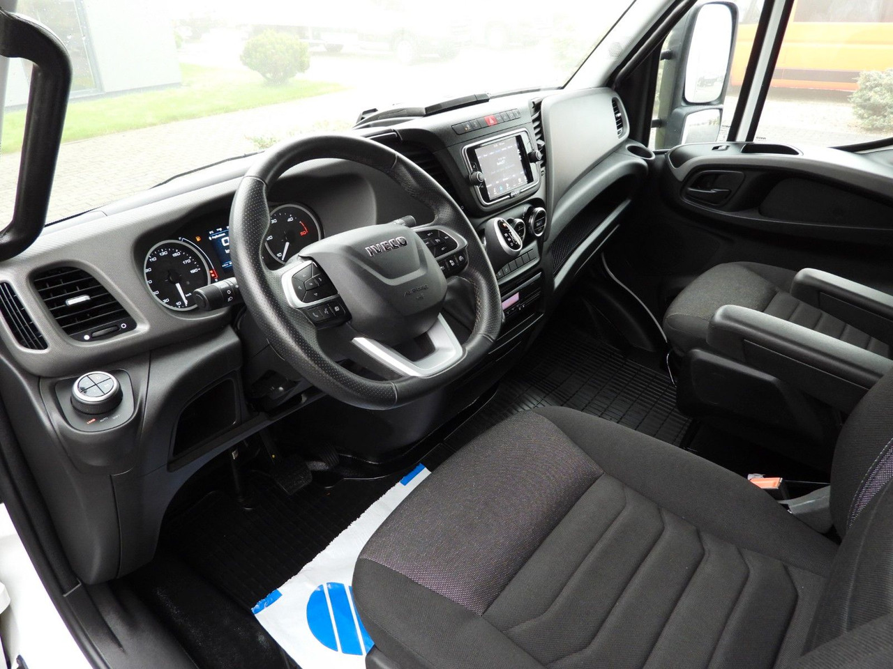 Iveco DAILY 72C18 PRITSCHE PLANE AUFZUG 16 PALETTEN - Carrinha de lona: foto 2 Iveco DAILY 72C18 PRITSCHE PLANE AUFZUG 16 PALETTEN - Carrinha de lona: foto 2