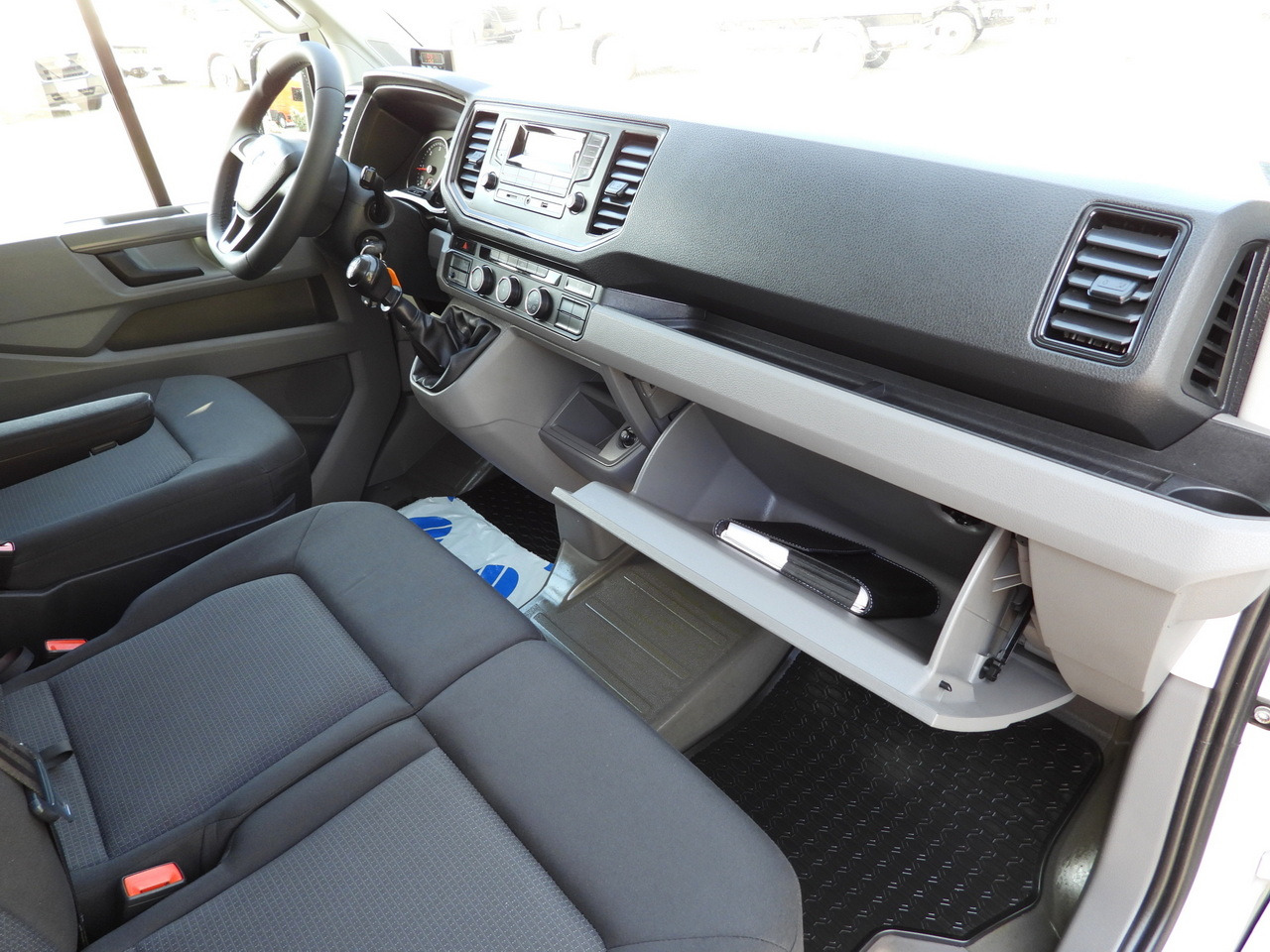 Locação financeira de MAN TGE 3.140 REGRIGERATOR BOX -1*C 8 PALLETS HEATING FUNCTION CRUISE CONTROL PNEUMATICS AIR CONDITIONING  140HP MAN TGE 3.140 REGRIGERATOR BOX -1*C 8 PALLETS HEATING FUNCTION CRUISE CONTROL PNEUMATICS AIR CONDITIONING  140HP: foto 44