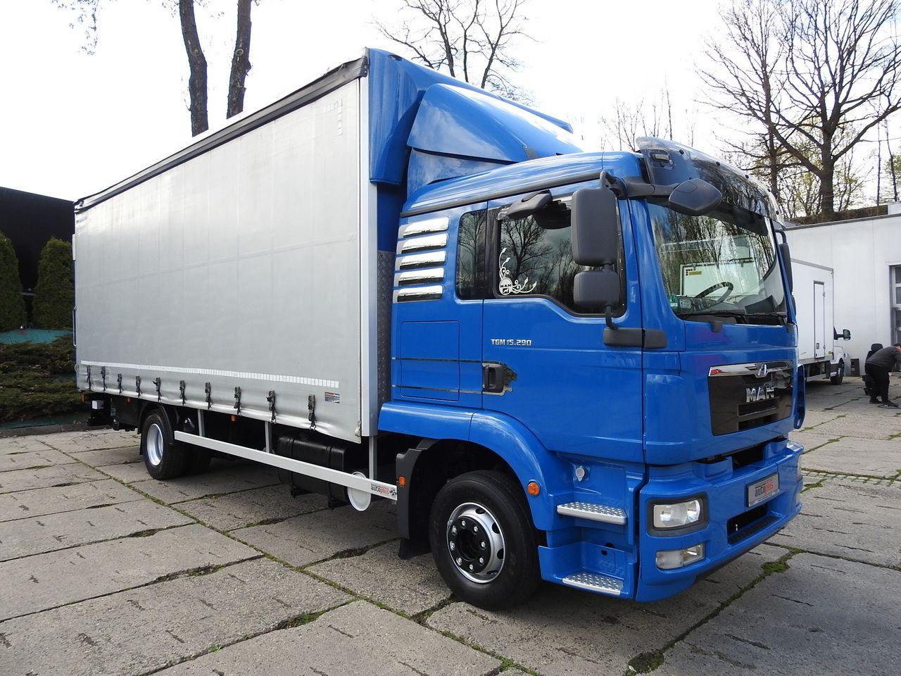MAN TGM 15.290 TARPAULIN LIFT 18 PALLETS CRUISE CONTROL TWIN WHEELS AIR CONDITIONING 290HP - Camião de lona: foto 4 MAN TGM 15.290 TARPAULIN LIFT 18 PALLETS CRUISE CONTROL TWIN WHEELS AIR CONDITIONING 290HP - Camião de lona: foto 4