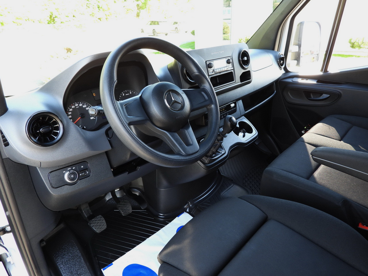 MERCEDES SPRINTER 315 BOX LIFT 8 PALLETS AIR CONDITIONING  150HP - Carrinha de contentor: foto 2 MERCEDES SPRINTER 315 BOX LIFT 8 PALLETS AIR CONDITIONING  150HP - Carrinha de contentor: foto 2